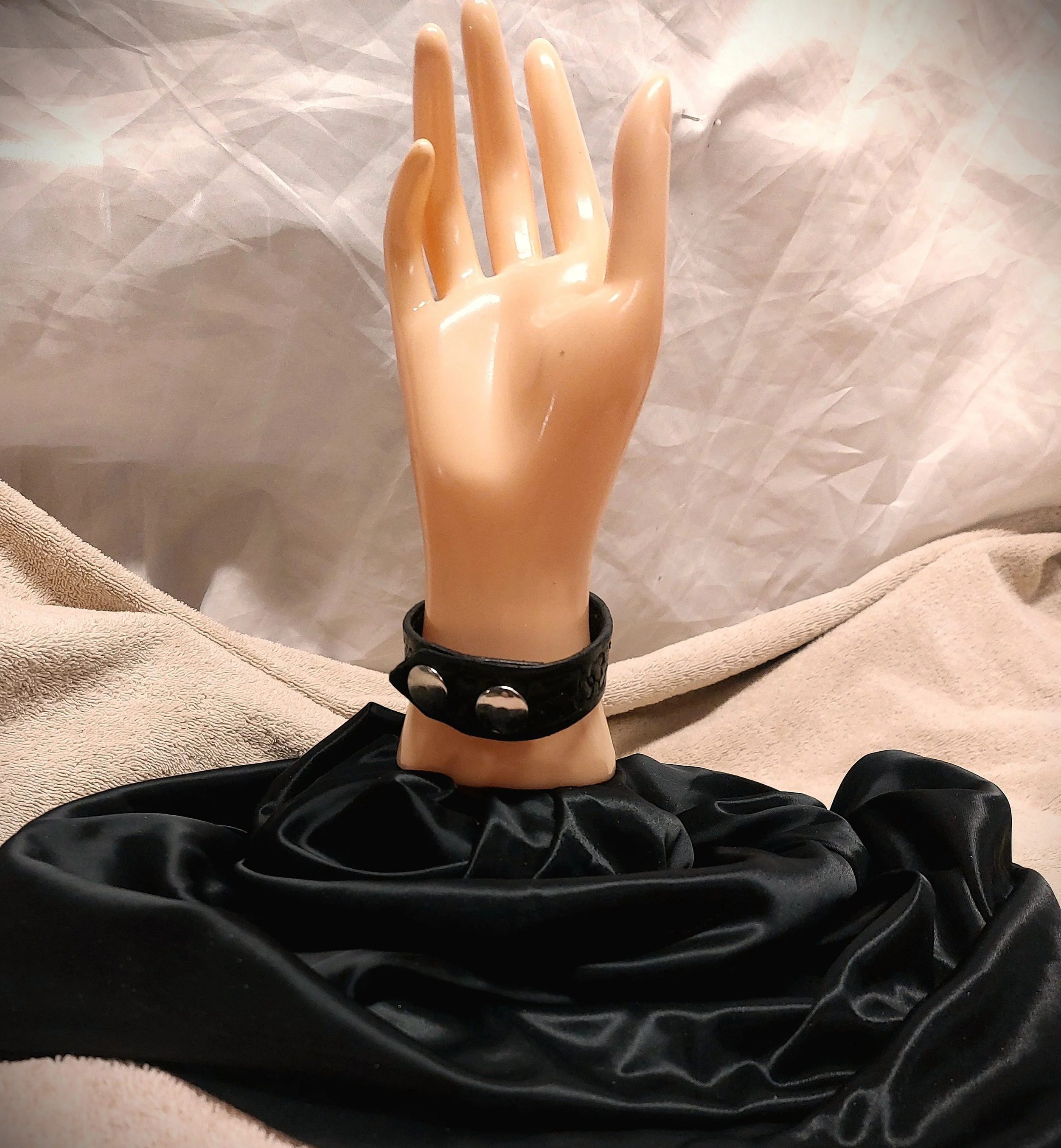 narr blk text two snap noveau back hand.jpg