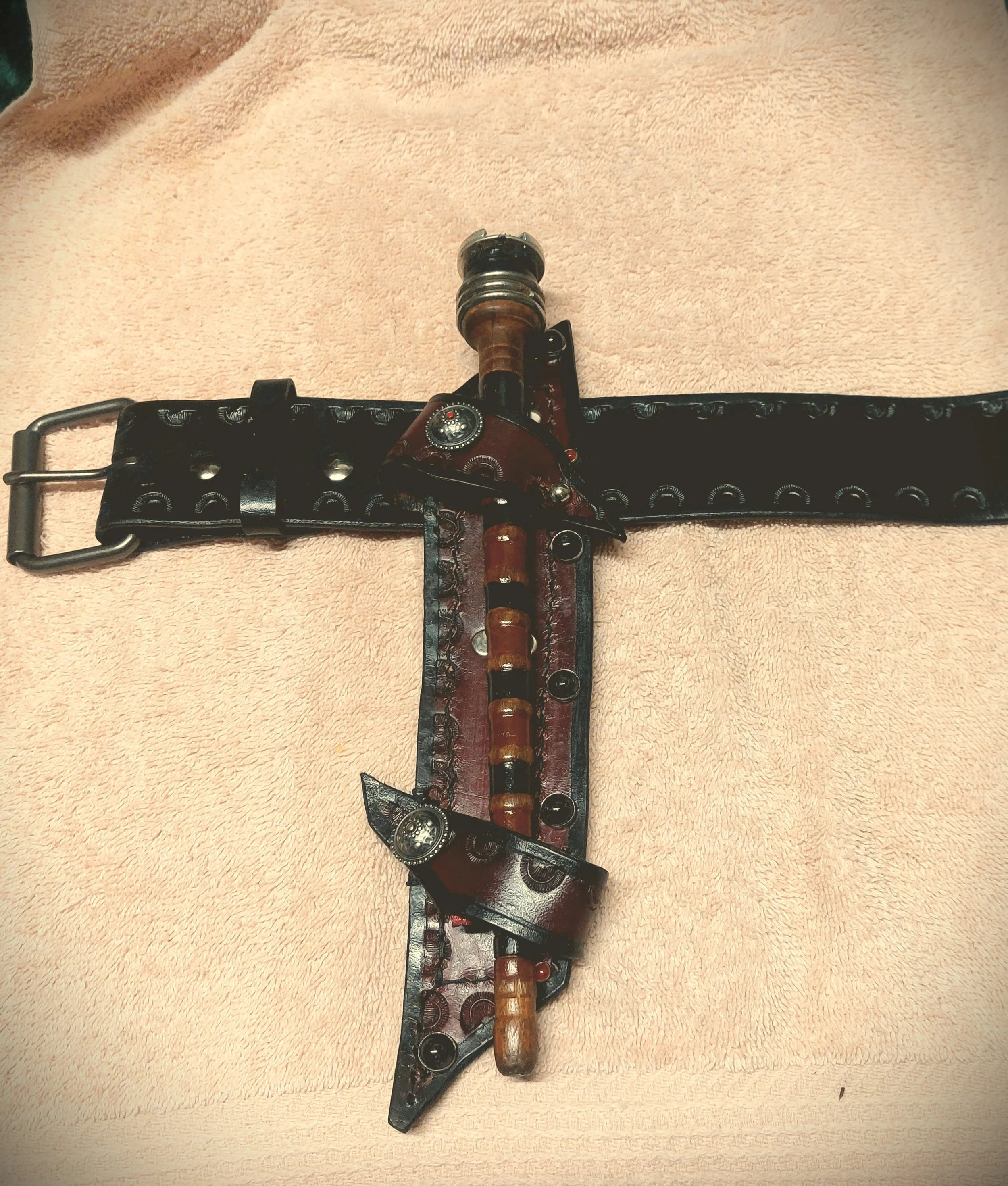 holster sp blk n burg on belt.jpg