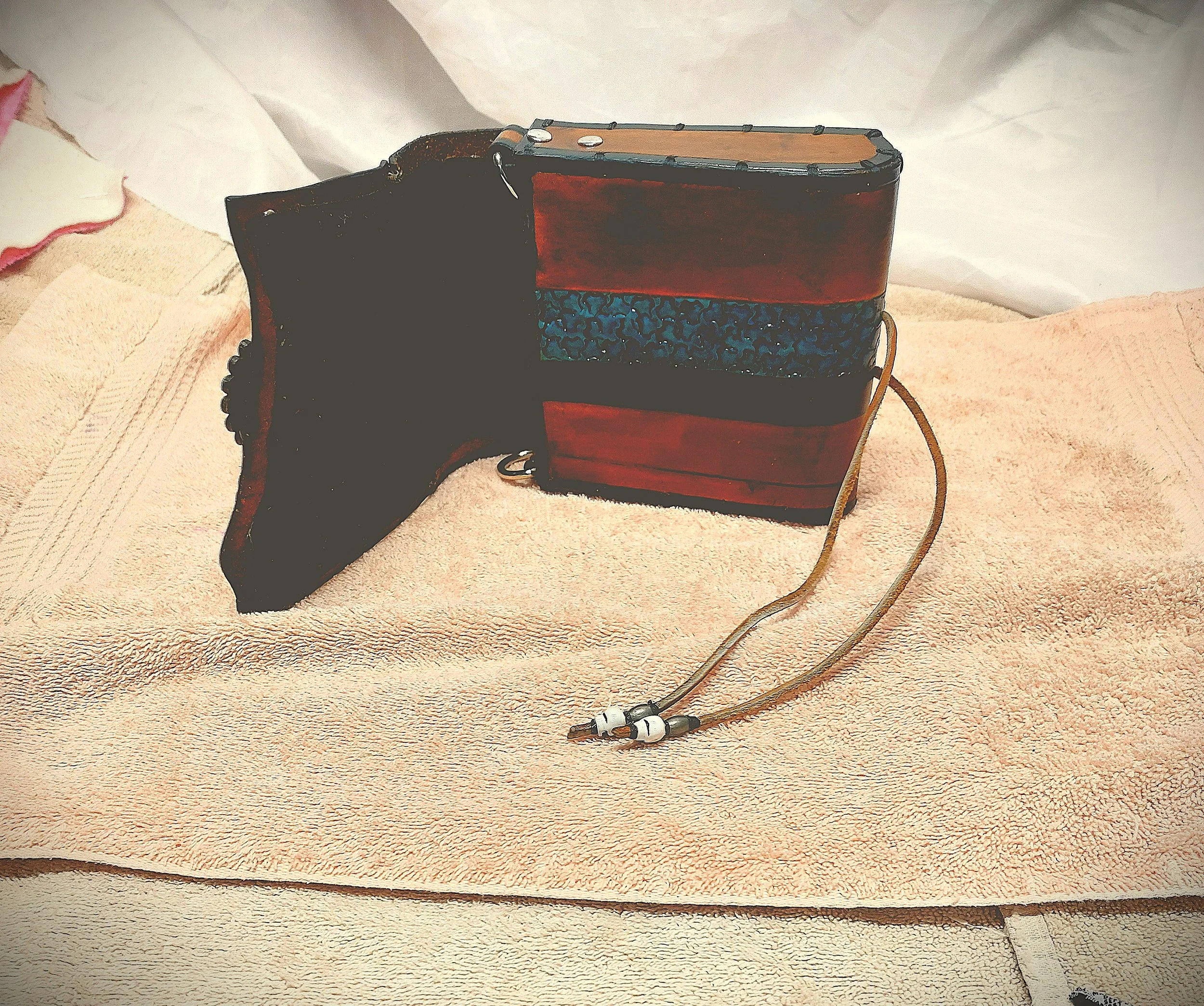 wolfspaw pouch 525 side out 1.jpg