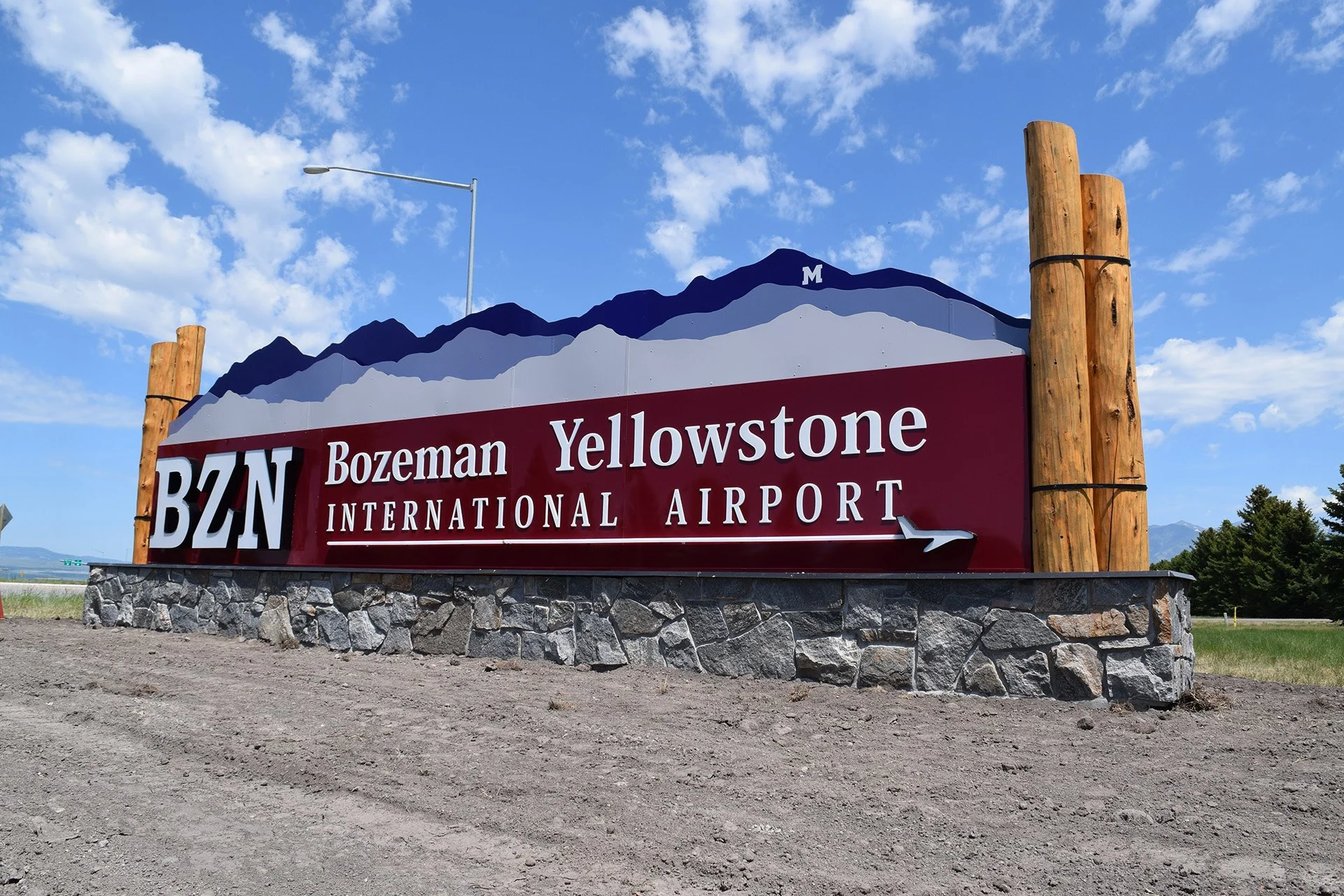 bozemanyellowstoneinternationalairportmonumentsignangleview.jpg