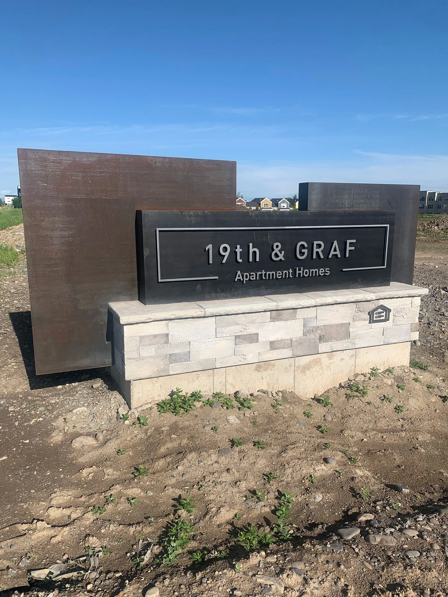 19thandgrafapartmenthomesmonumentsign.jpg