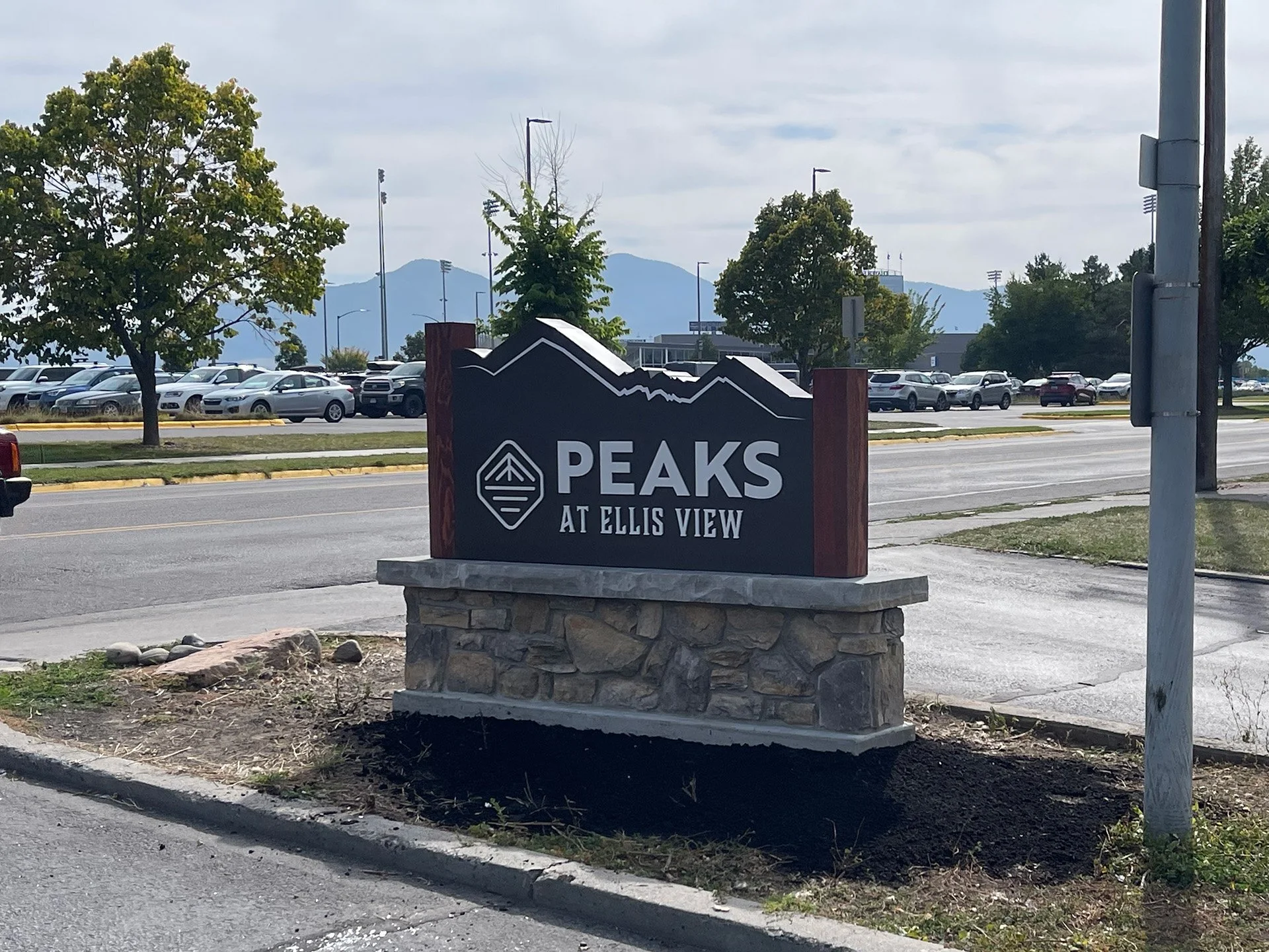 peaksatellisviewmonumentsign.jpg