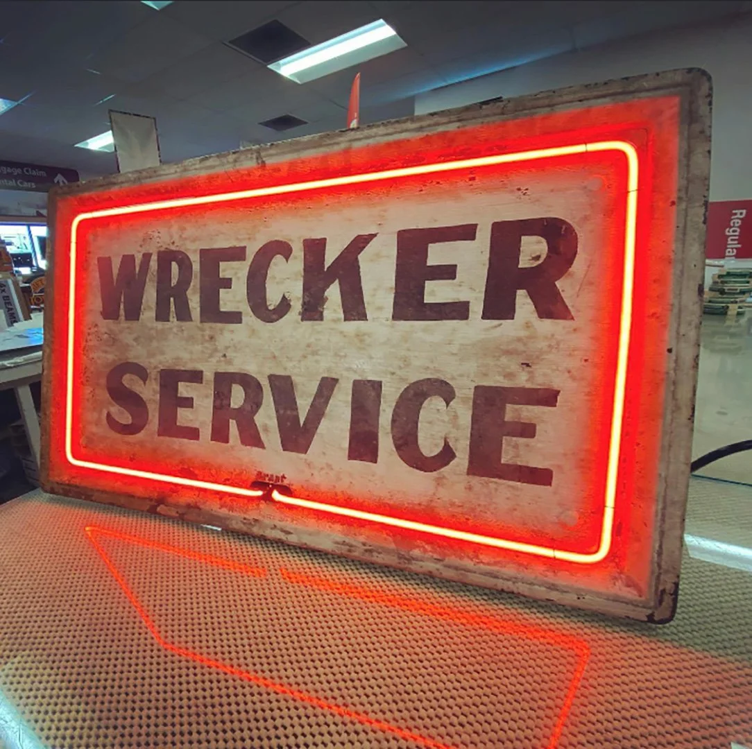 wreckerserviceneonsign.jpg