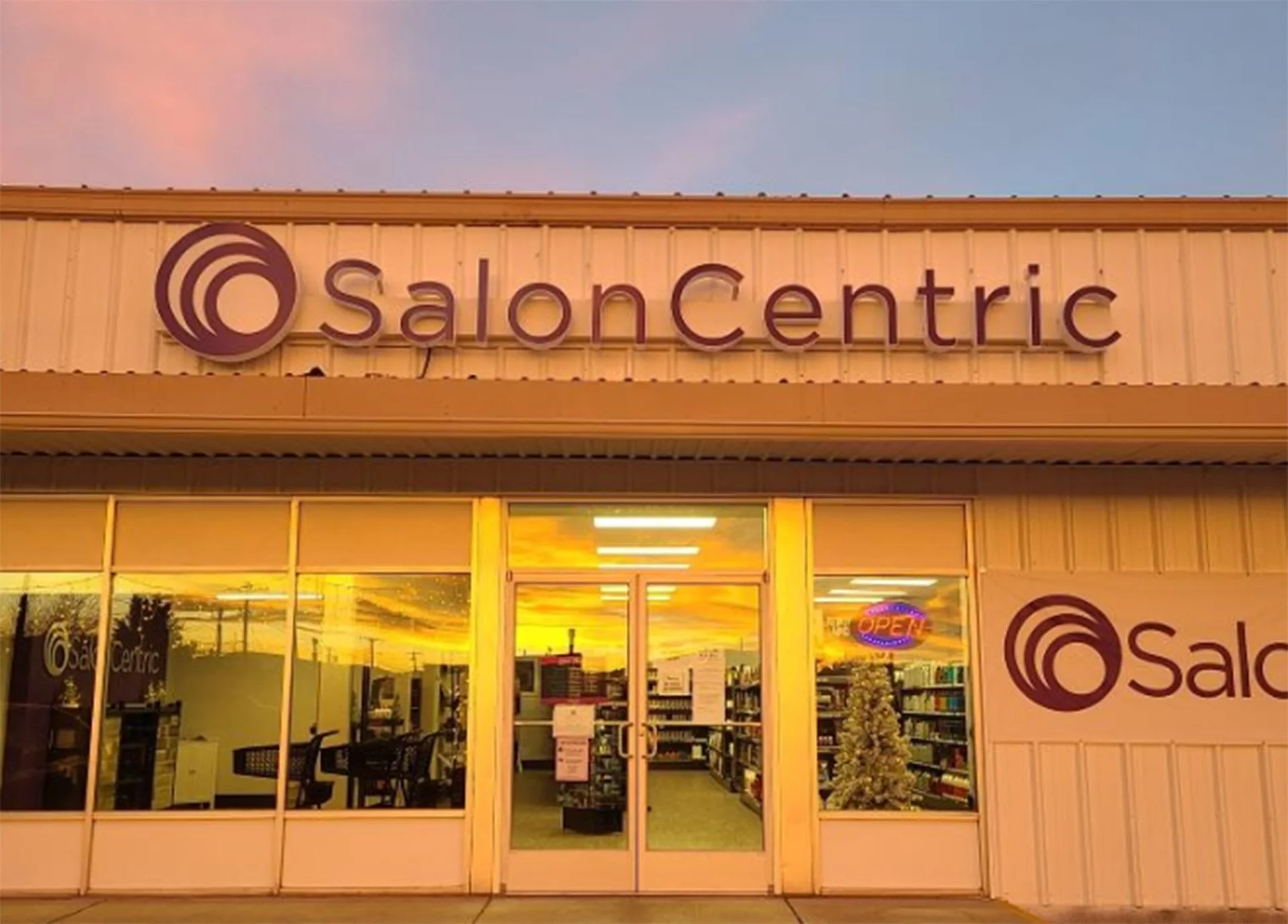 saloncentricchannelletters.jpg