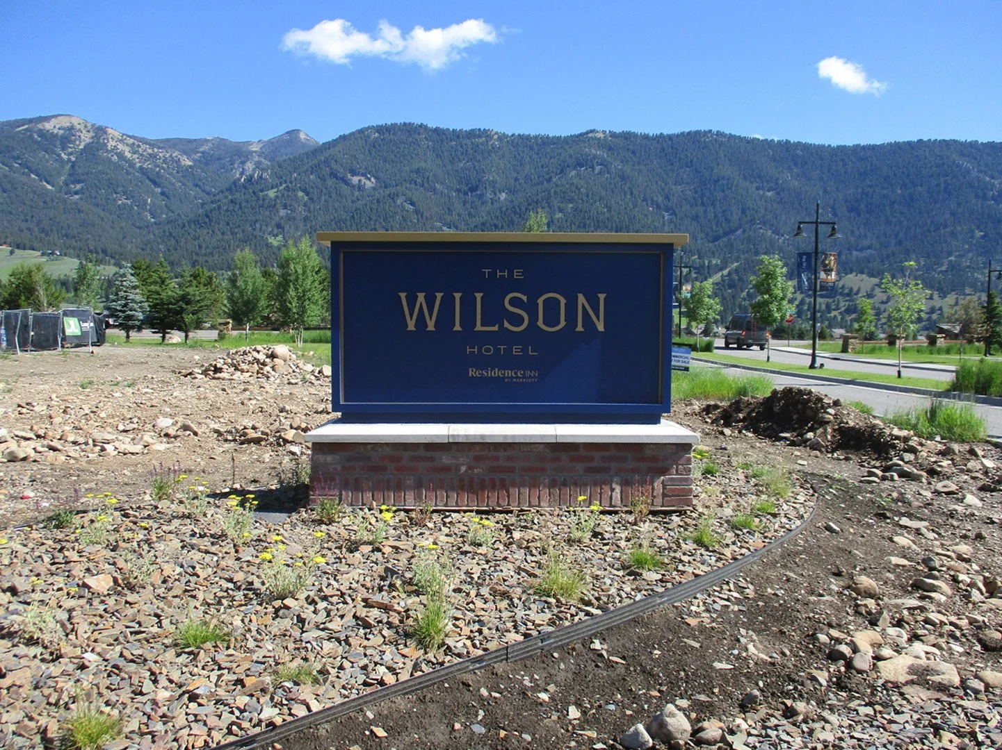 wilsonhotelmonumentsign.jpg