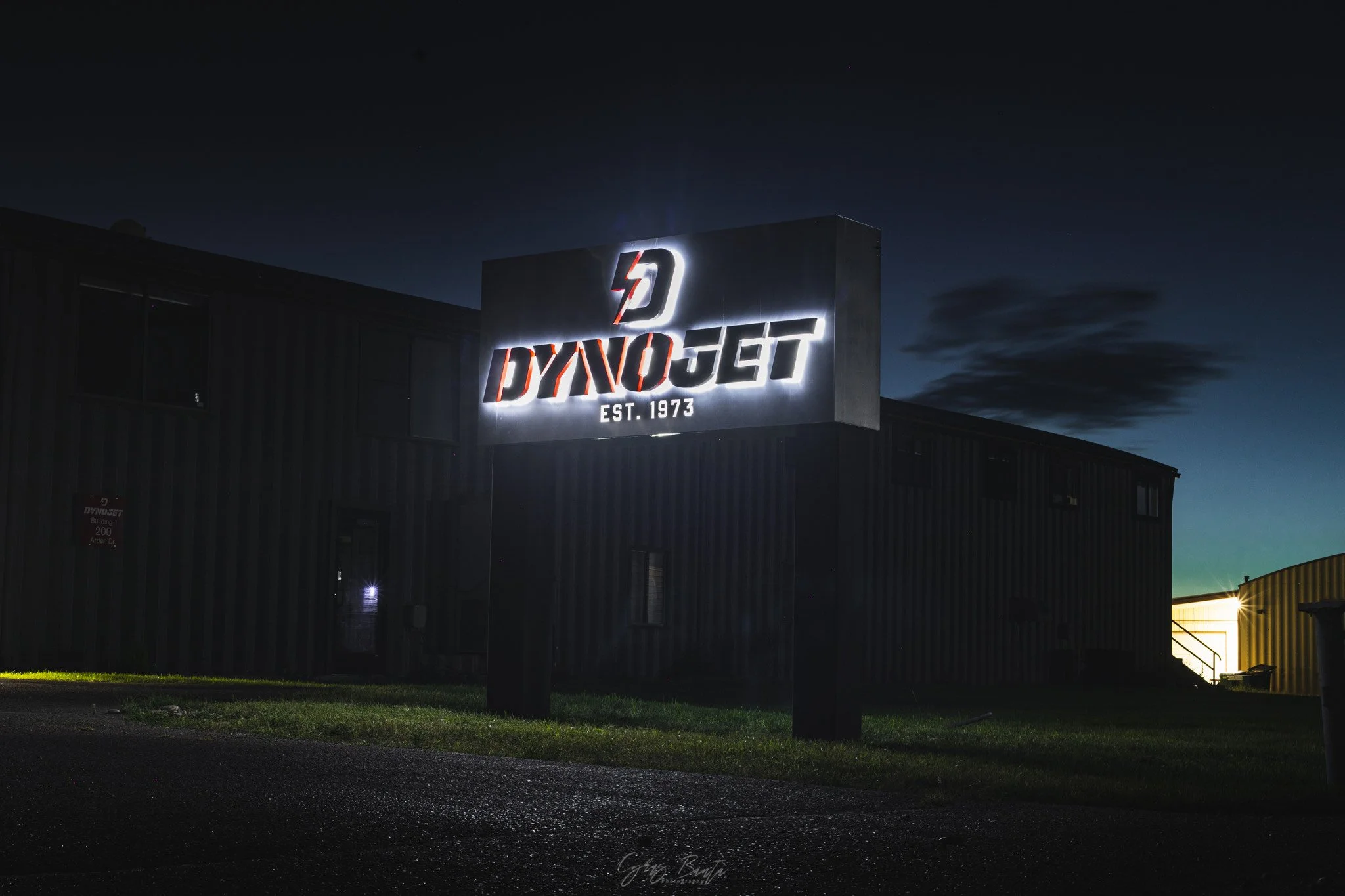 dynojetmonumentsignnight.jpg