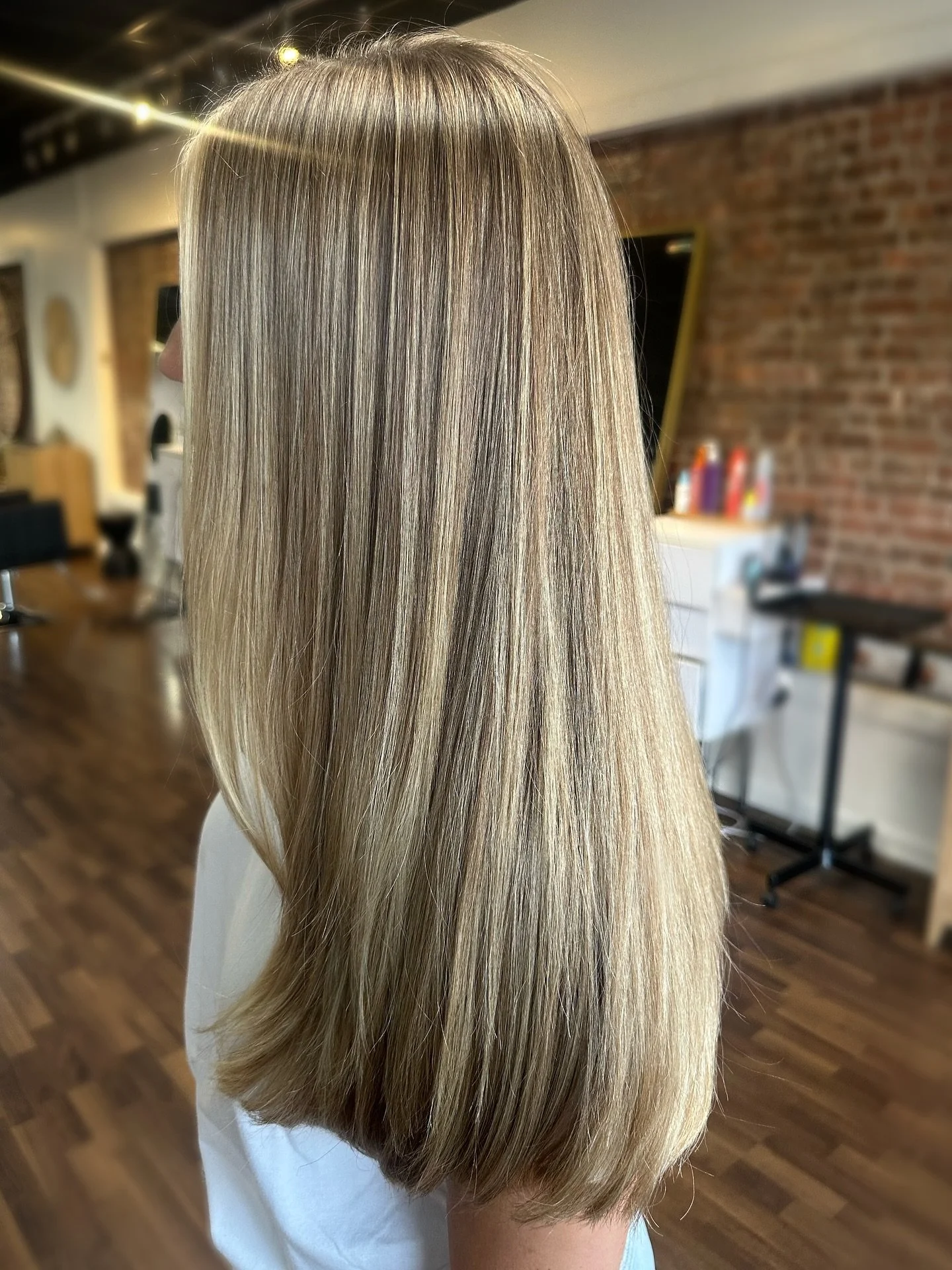 ₊˚ʚ 🌱 ₊˚✧ ゚. Fresh blonde🧚🏼
My blonde girlies love the fresh blonde and the soft seamless grow out.  That's why most of them come see me about twice a year, although I miss them in between 🫀🌱
#livedinblonde #livedinhaircolor #brightblonde #dut