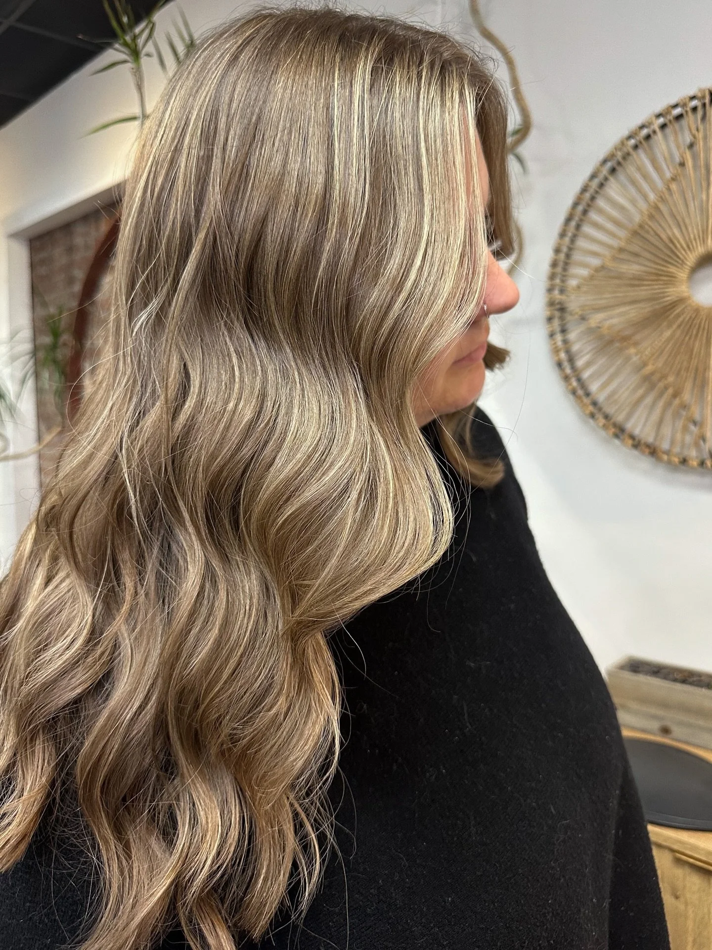 Happy January to everyone, I hope your new year starts calm  and beautiful🌱✨🌱🌱💌 

 I wasn't going to post this because hairs are out of place and it drives me insane but the color is so pretty.. I'm entering my soft era 🧖&zwj;♀️🧘&zwj;♀️🧘&zwj;♀