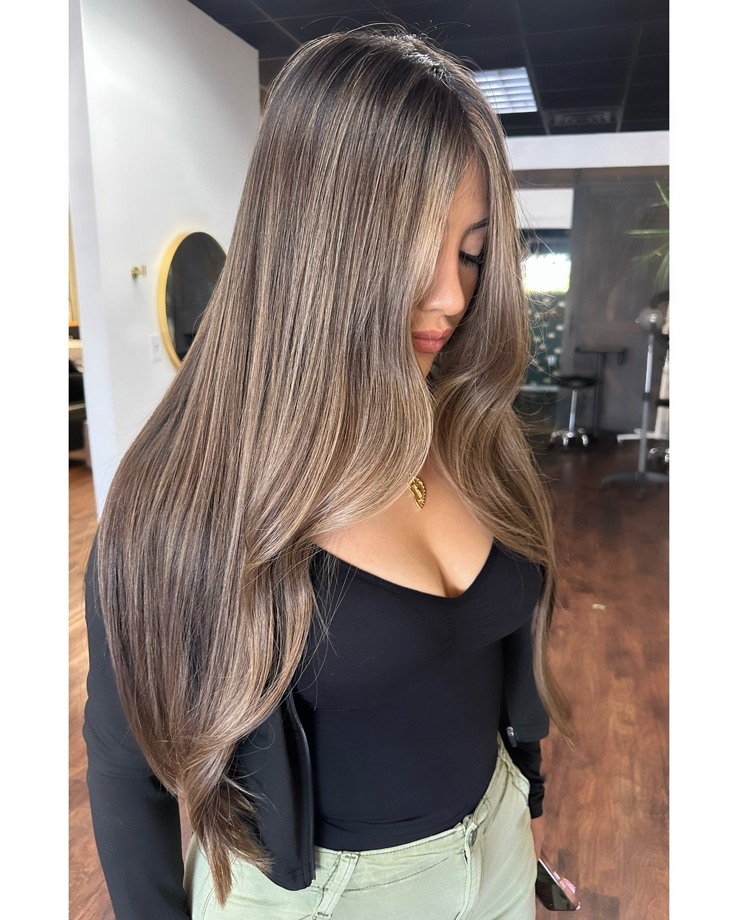 🐆✧🌱✧✧🎱✧✧🎭🫀🫀✧🫀✧

Before| after of this angel

Transformations like this are all about patience 

Lifting to the right level of blonde while preserving the length and health of her hair

lightened with @goldwellus 

toned with @redkenpro shades 
