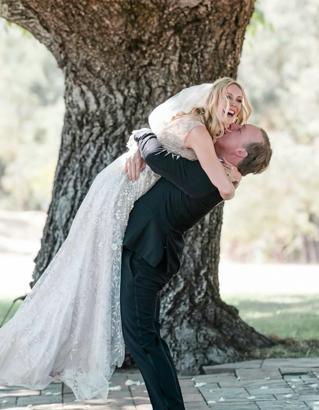 This is love and happiness in the same plane. The kind that makes you want to lift and shout at the top of your lungs, &ldquo;Best decision ever!&rdquo; 

And oh, we all want that in our life. 💜💜💜

Photo by @carrieayn 

weddingdestination #triples