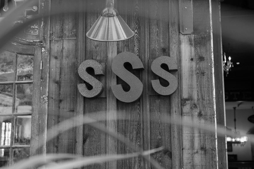 From planning to just married! This is the moment where everything feels real and beautiful; surrounded by family, laughter, and love. And the ranch is so grateful to quietly witness it all. 

Photos by @hannahlillian.photo 

#weddingdestination #tri