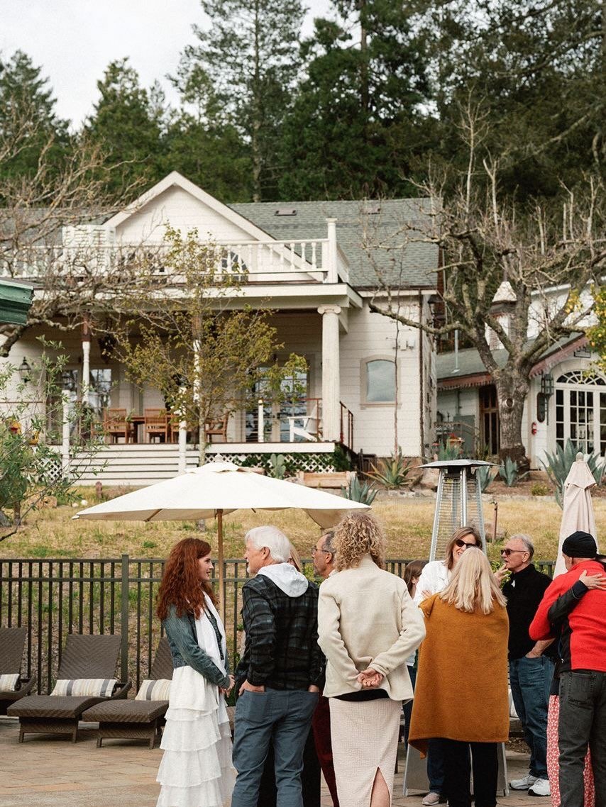 Kicking things off the best way our couple knows how and that is by the poolside and hot tub. The vibe is so relaxed, and already full of fun energy. A welcome party that feels less like an event but more like a breath of fresh air before the big &ld