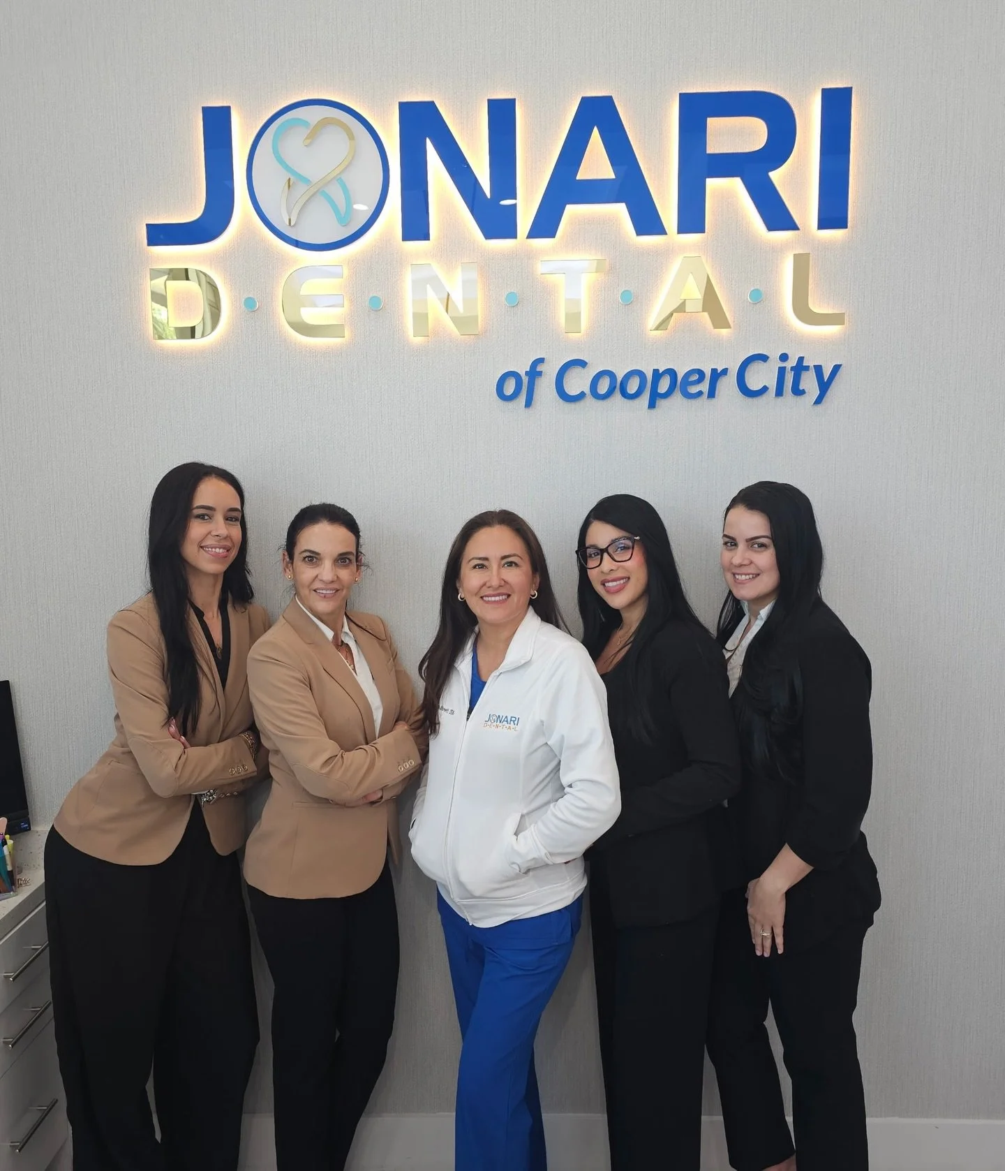 One of the greatest honors, in my opinion, is when someone trusts you enough to recommend your services. I never take that lightly.

@dranissabroussard recommended a dentist to work with me, and that recommendation led to another opportunity. There i