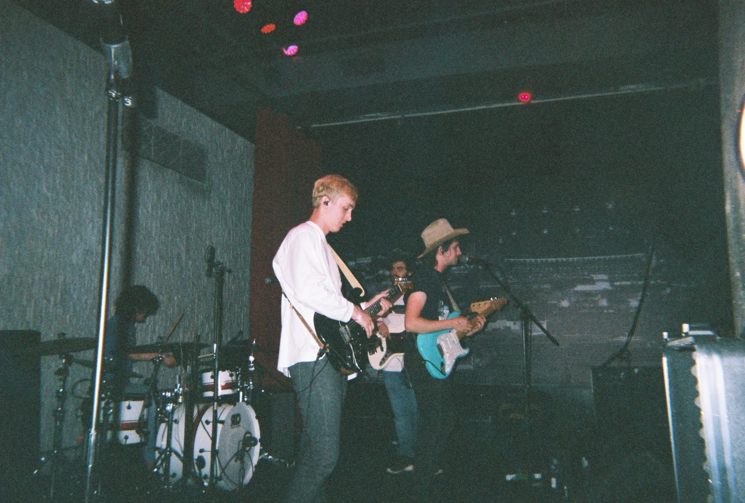 r1-01787-015a.JPG