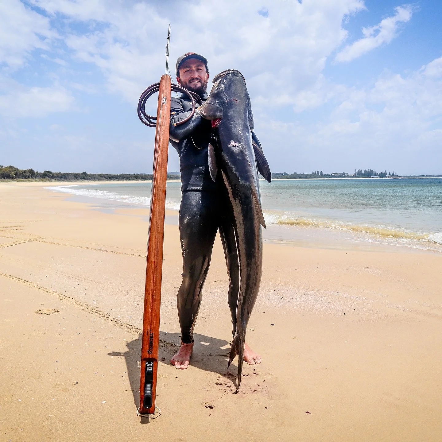 Club member and @bombora_spearguns shaper @stevemontgomery__ with a cracking 23kg Cobia shot on the Bombora Pelagic 130 RH.
#spearfishing #spearfishingaustralia #pelagic #bombora #teak #teakspearguns