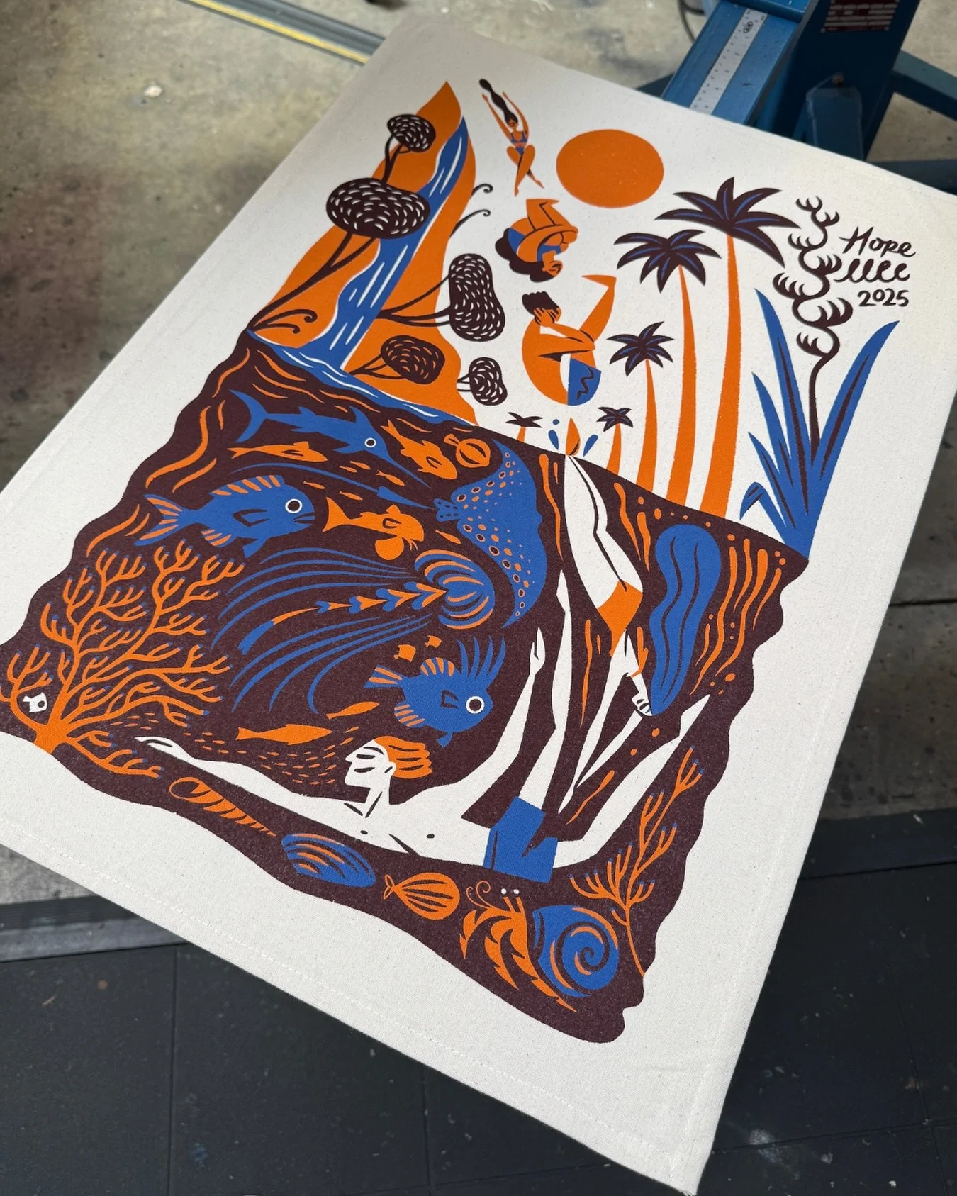 Every year @hopemcconnelll does an end of year tea towel and this year didn&rsquo;t disappoint. 3 colour waterbase on natural cotton tea towels, psychedelic summer shades, and a beautiful hand drawn print, ending out year on a massive high. 

Incredi