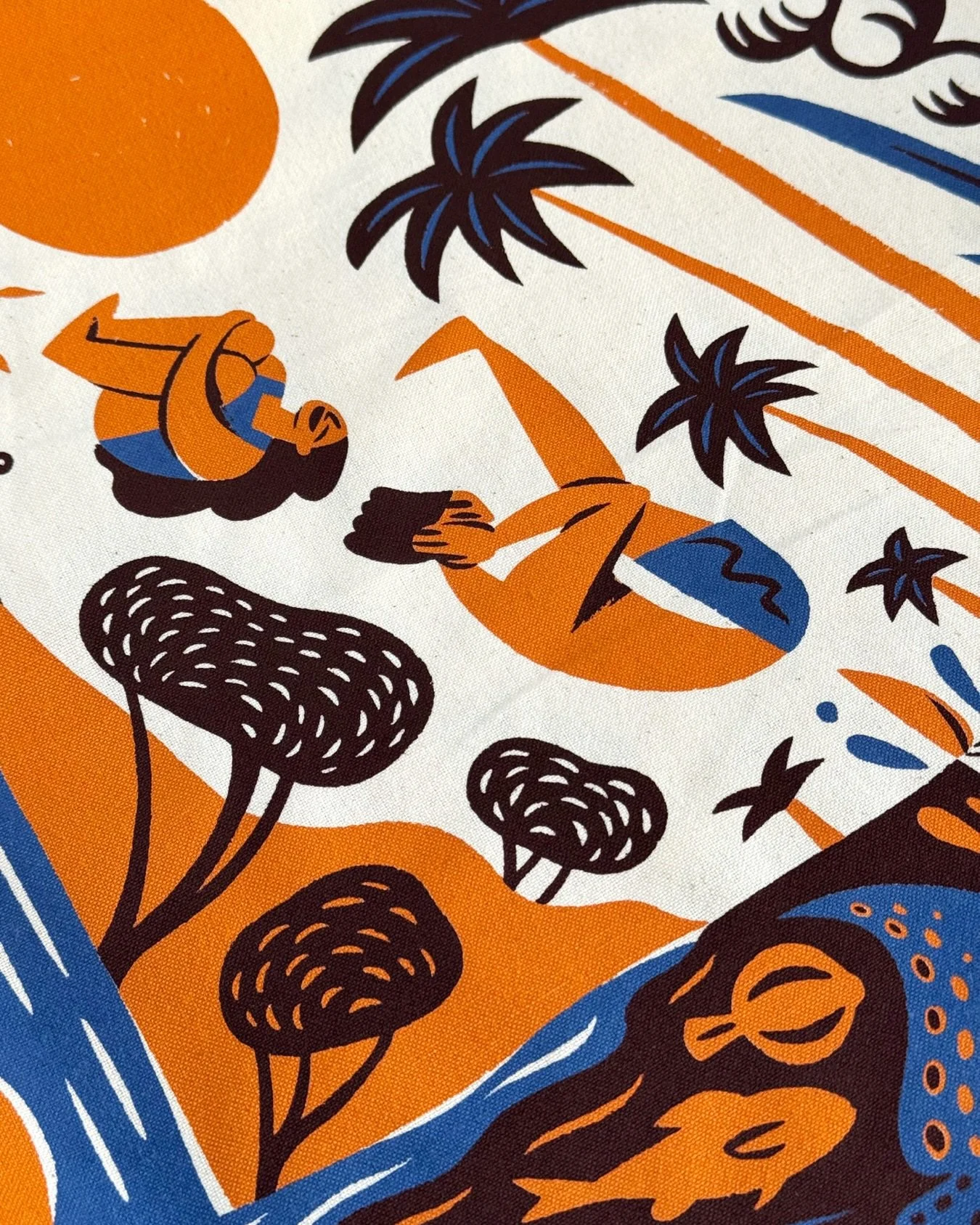 Every year @hopemcconnelll does an end of year tea towel and this year didn&rsquo;t disappoint. 3 colour waterbase on natural cotton tea towels, psychedelic summer shades, and a beautiful hand drawn print, ending out year on a massive high. 

Incredi