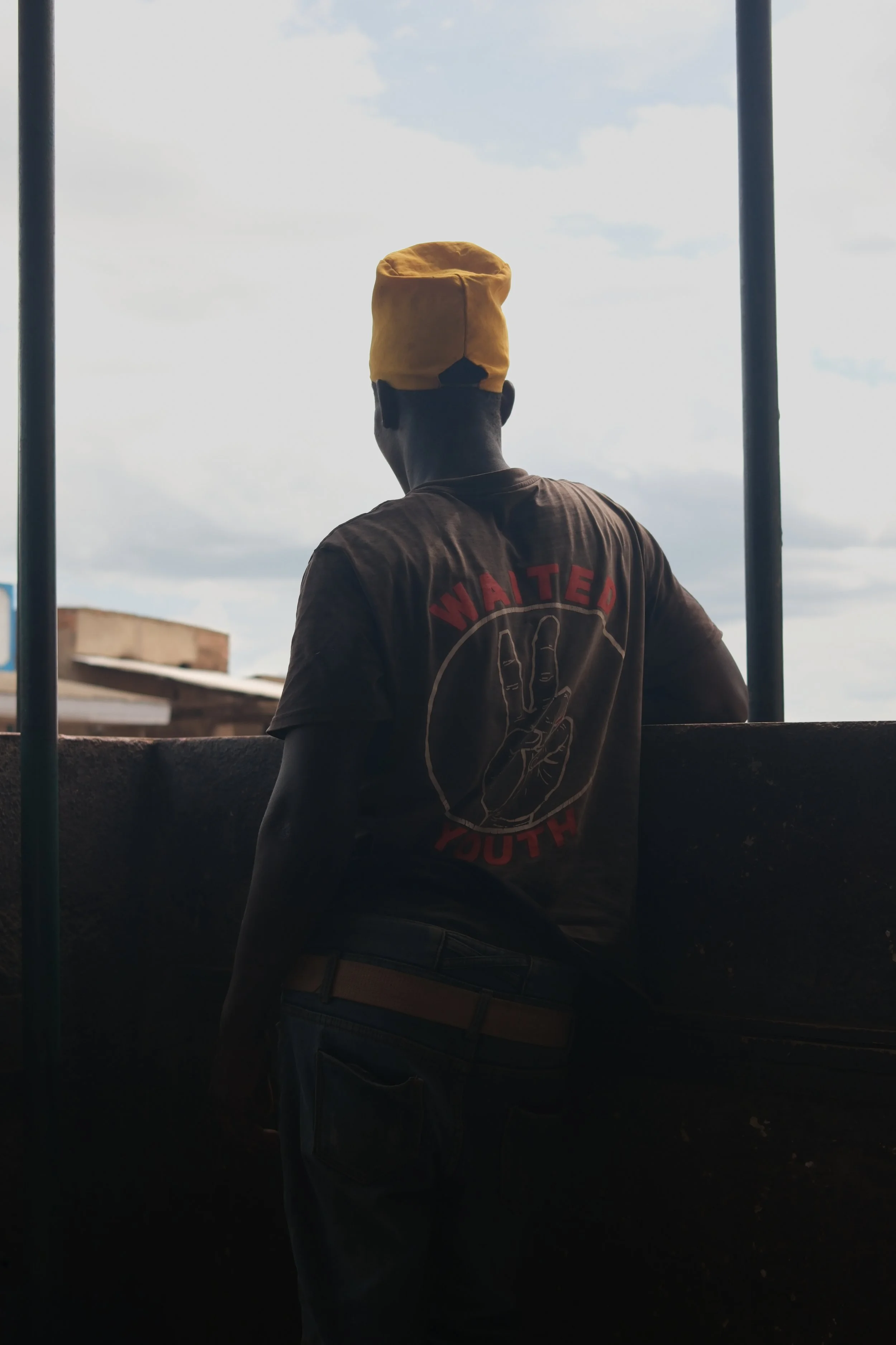 Il est des après-midis où le temps s'étire de tout son long. A hauteur d'enfant, on habite ces heures qui refusent de passer. On traine, on regarde un moment l'artisanat autour des cercueils, la viande qui est découpée. Ça occupe, ça trompe l'ennui.
