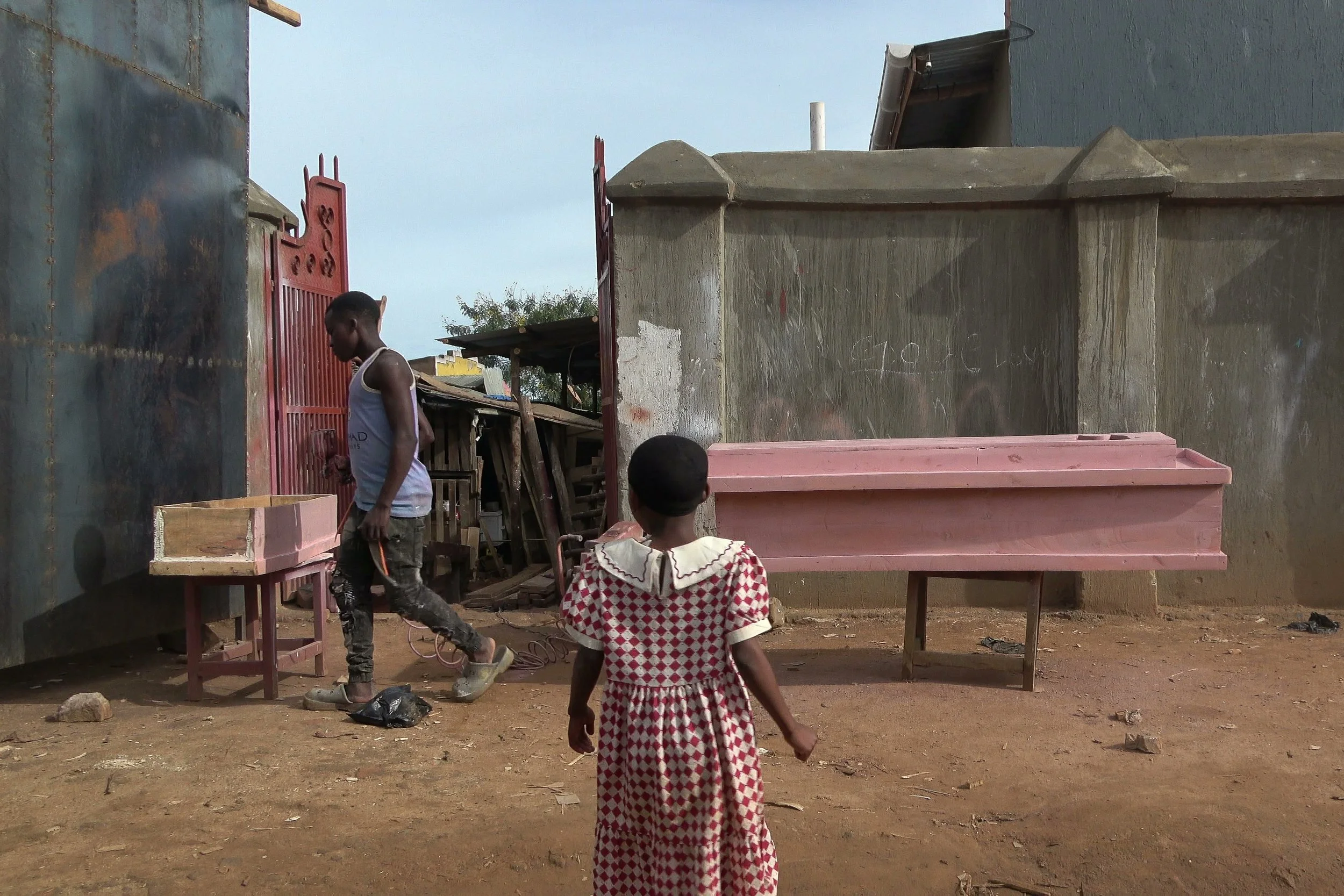 Il est des après-midis où le temps s'étire de tout son long. A hauteur d'enfant, on habite ces heures qui refusent de passer. On traine, on regarde un moment l'artisanat autour des cercueils, la viande qui est découpée. Ça occupe, ça trompe l'ennui.
