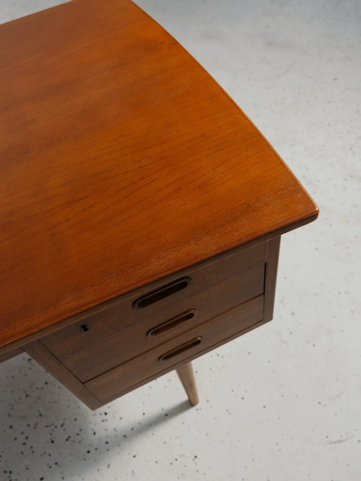 New in store: Danish Teak Desk with Bookshelf Back

Stunning double-sided desk with 6 drawers, and a practical rear shelf that allows the desk to sit comfortably in the centre of a room, making it a versatile and welcoming piece for both work and liv