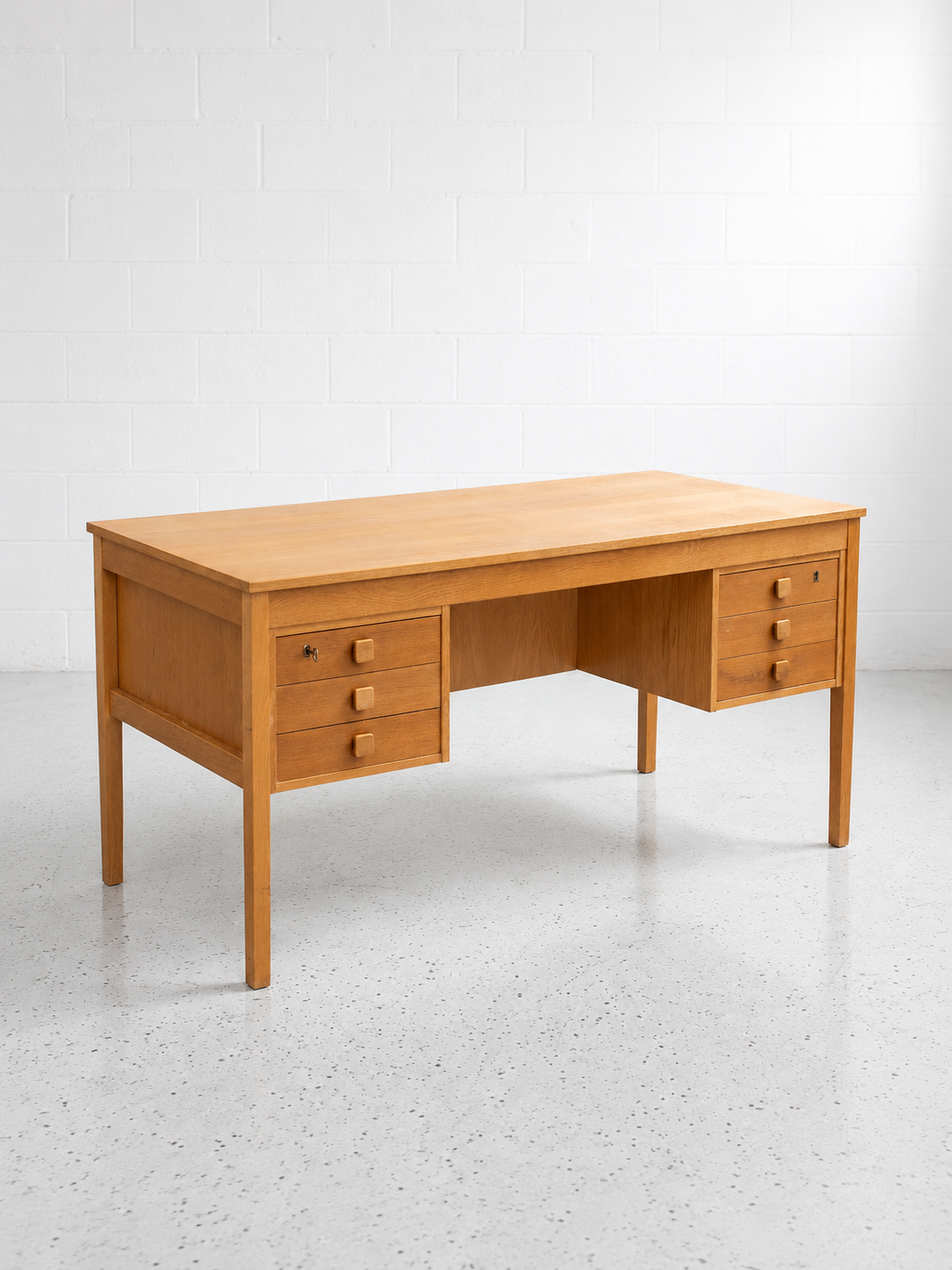 domino mobler desk.png