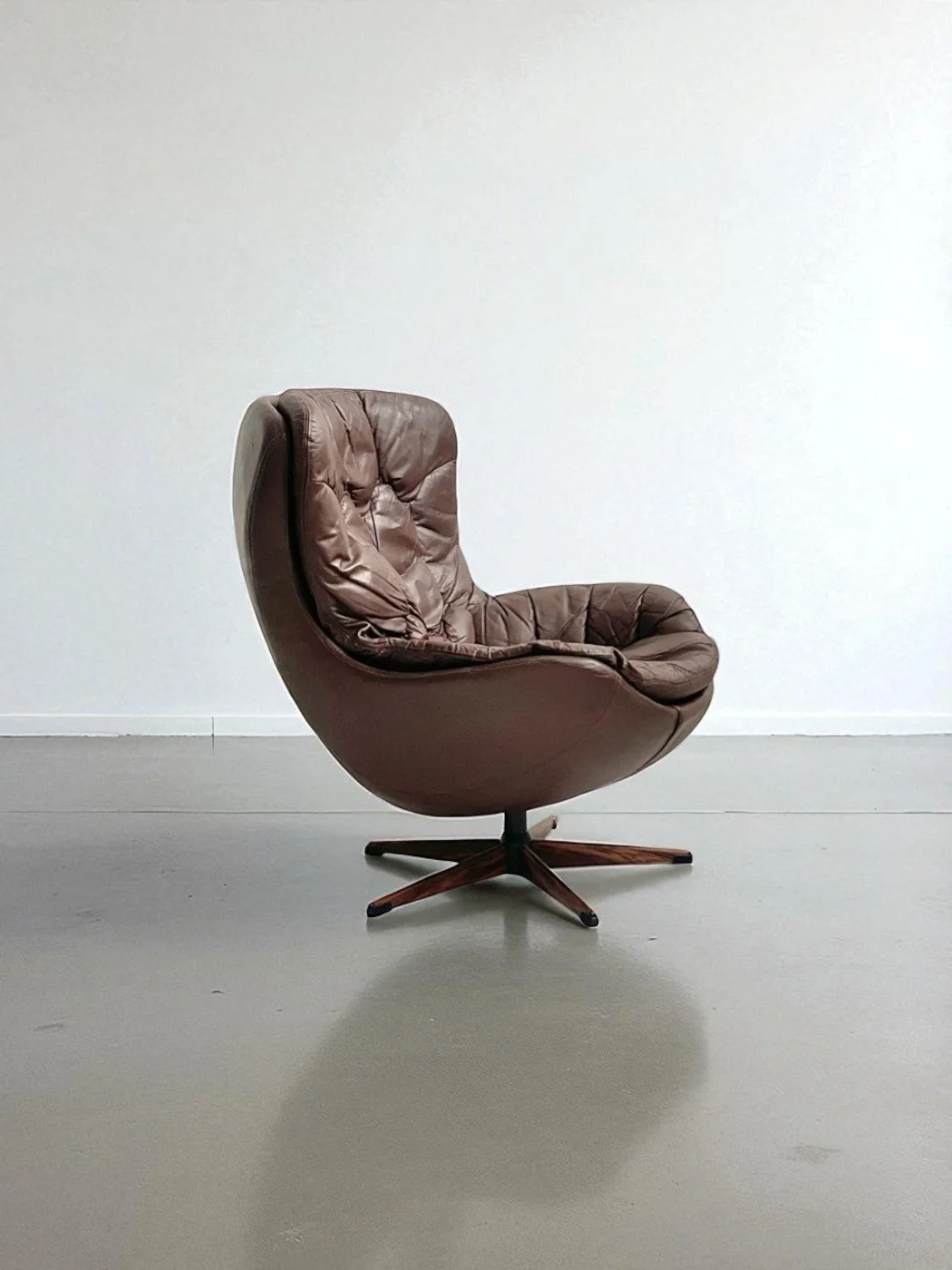 HW Klein egg chair-Photoroom.jpg