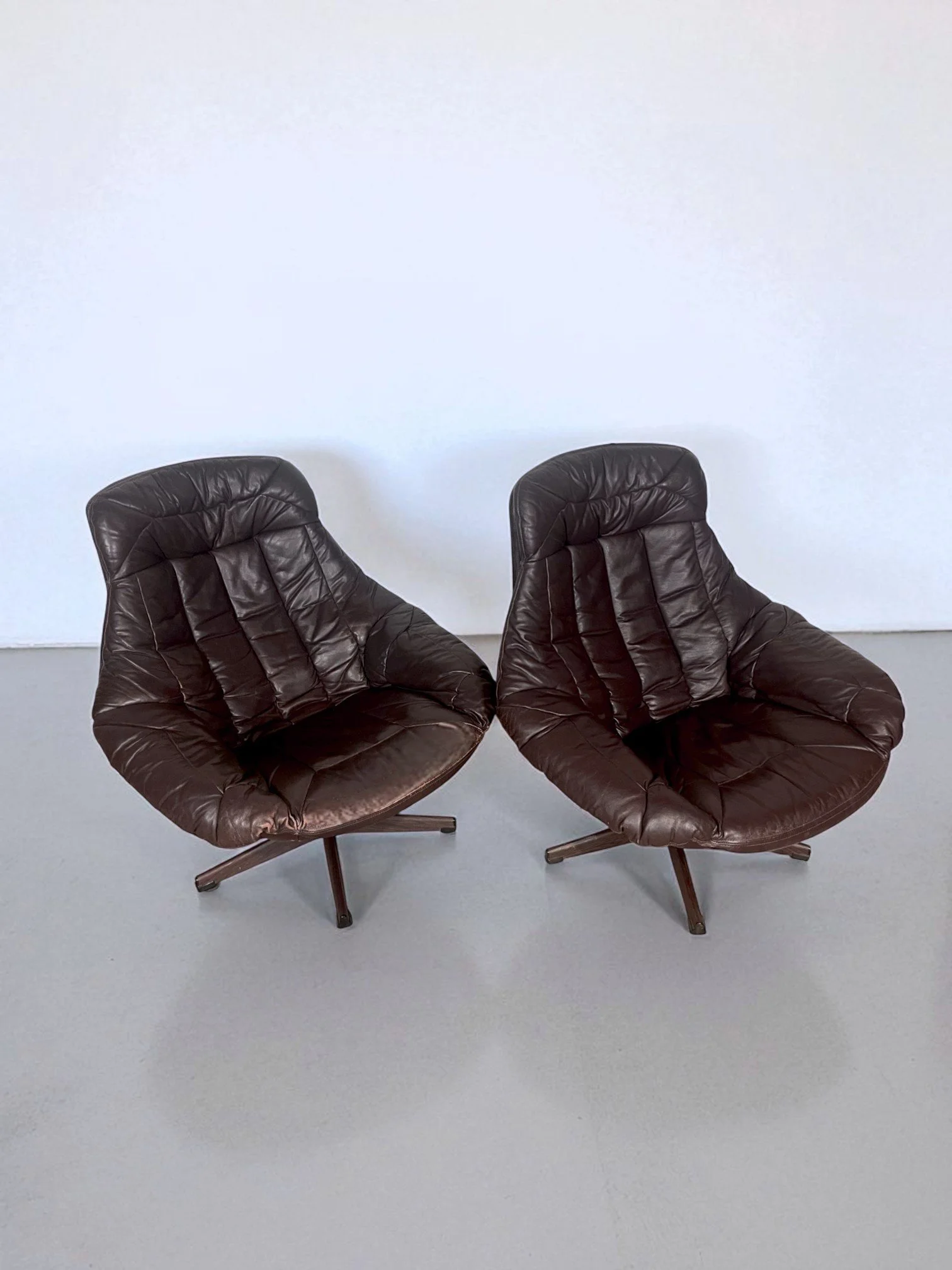 HW Klein Lounge Pair 2-Photoroom.jpg