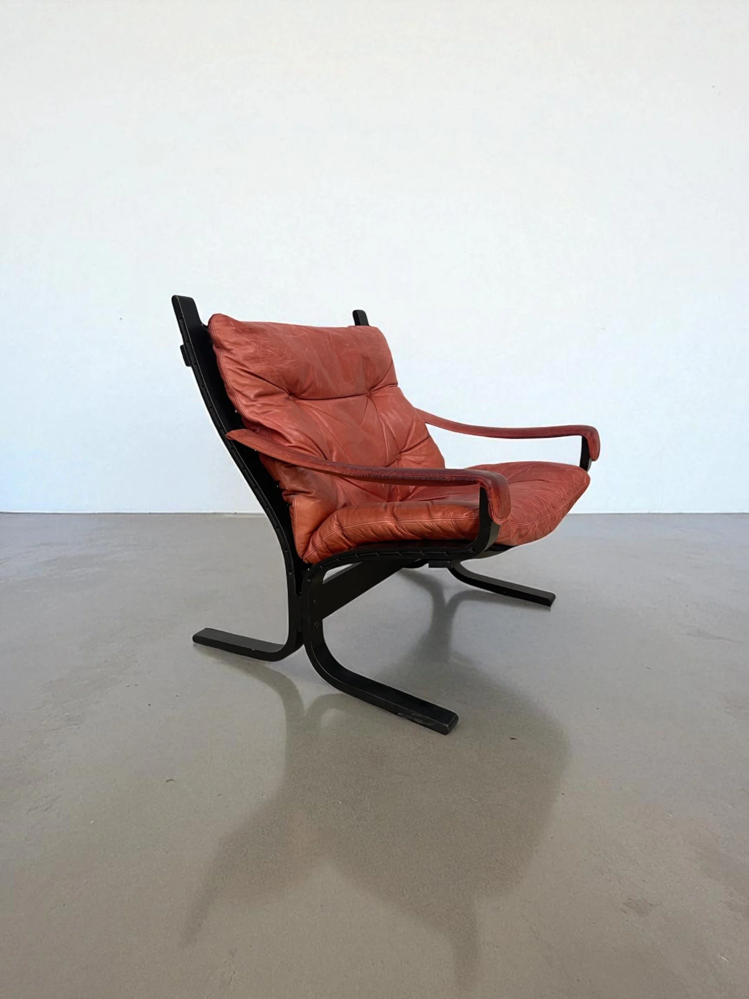 Westnofa Siesta Armchair in Red Leather