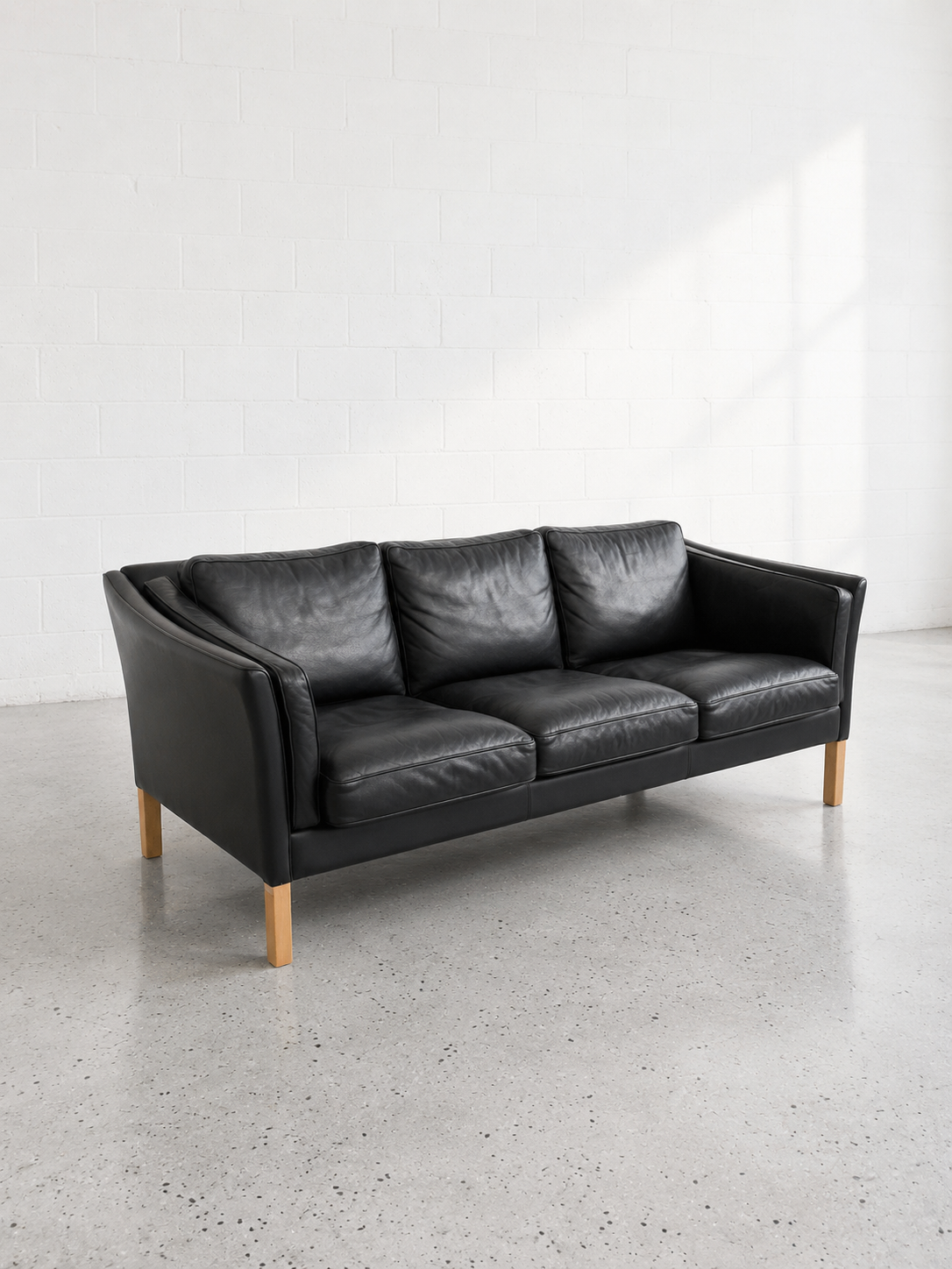 Stouby Sofa black three-seater.png