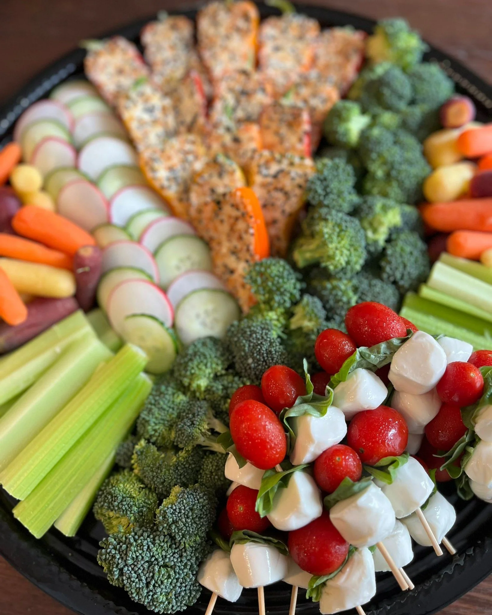 Eat the rainbow. 🌈✨

Who says a veggie platter has to be boring? At Amores y Sabores, we turn garden-fresh staples into an artisanal experience. From our hand-skewered Caprese bites with fresh basil to our crisp radishes and everything-bagel-seasone