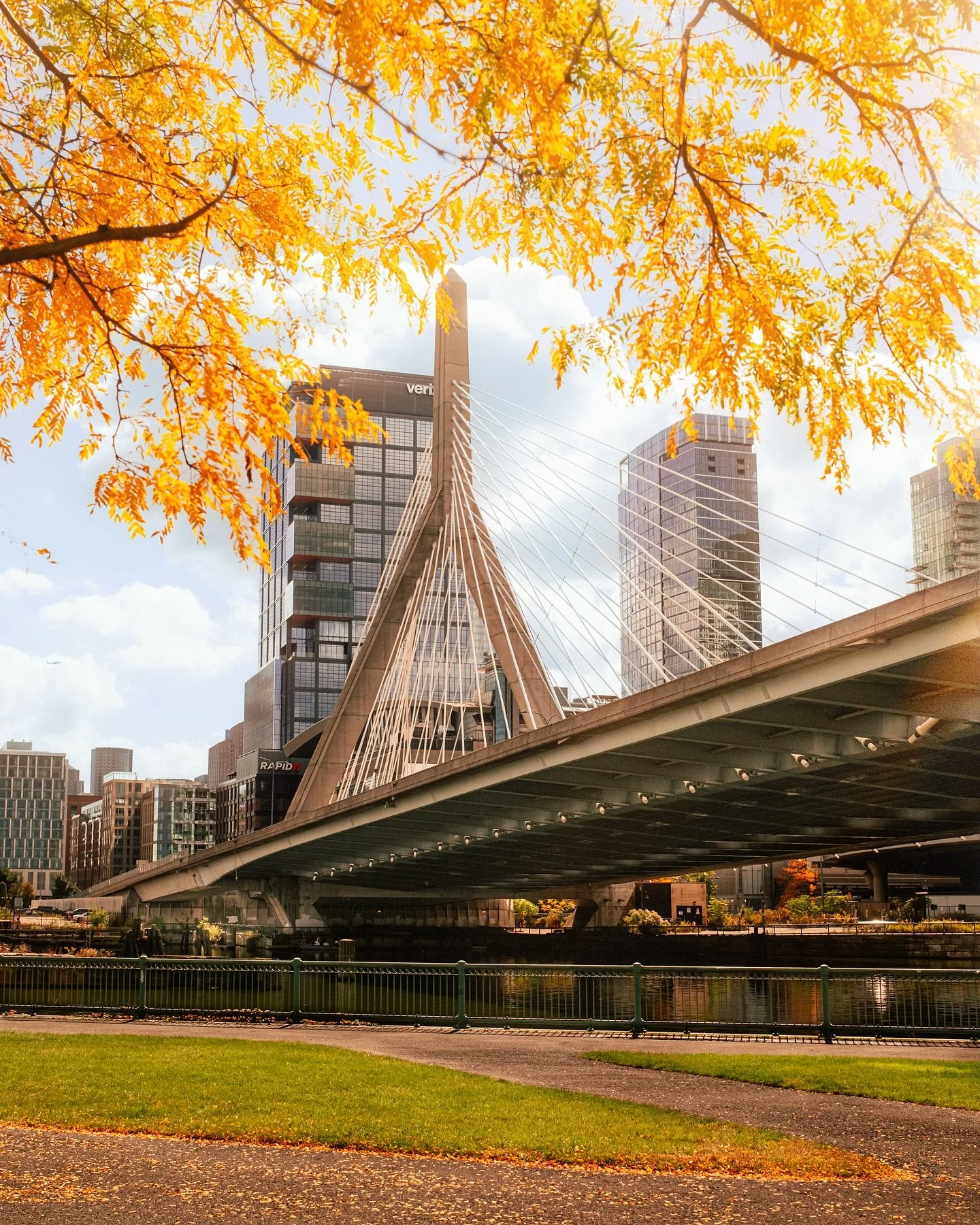 Golden hours don&rsquo;t always happen at sunrise or sunset☀️
Sometimes the city glows brightest at lunch time 🍂
Framed by fall leaves and the Zakim Bridge standing tall, Boston feels alive even in the calmest moments. This one&rsquo;s all about pau