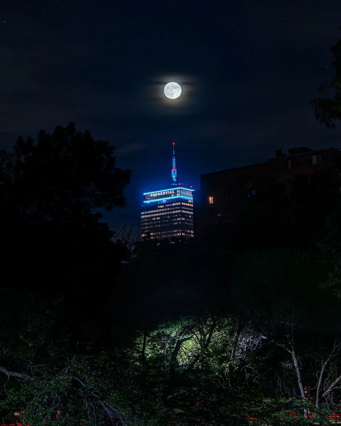 Paramount Nights 📸
The city shines brightest when the streets quiet down. From the Paramount&rsquo;s neon glow downtown to the Prudential lighting up the skyline under a full moon; Boston knows how to make night feel alive.

There&rsquo;s something 