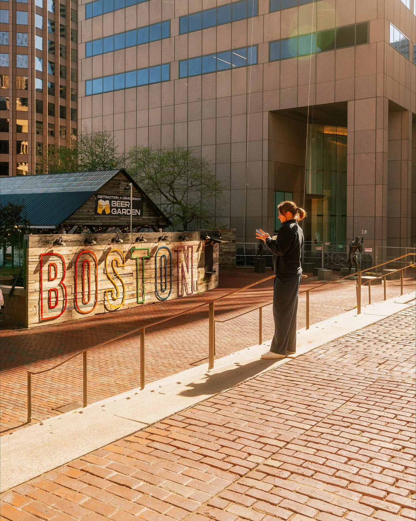 Morning light and city reflections 🌇
Boston never misses when it comes to golden hour moments☀️

From quiet brick paths to familiar landmarks, it&rsquo;s those in-between moments that make the city feel alive. The way sunlight hits the &ldquo;BOSTON