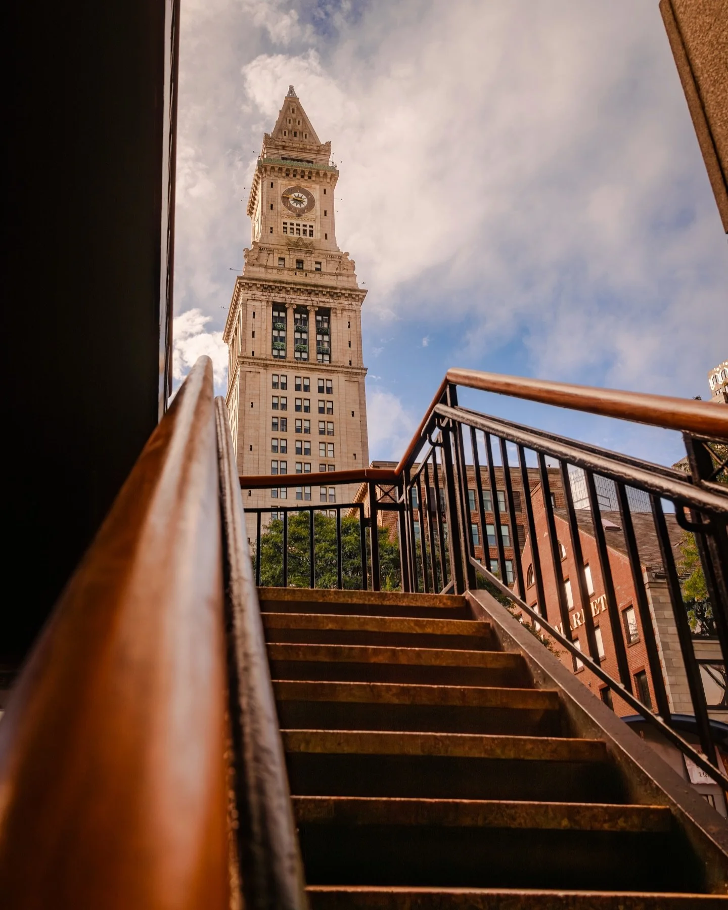 Good morning Boston ☀️
There&rsquo;s something about starting the day with this view; the city waking up beneath the Custom House Tower, the light hitting just right, and that quiet hum before downtown comes alive. Boston mornings have their own kind
