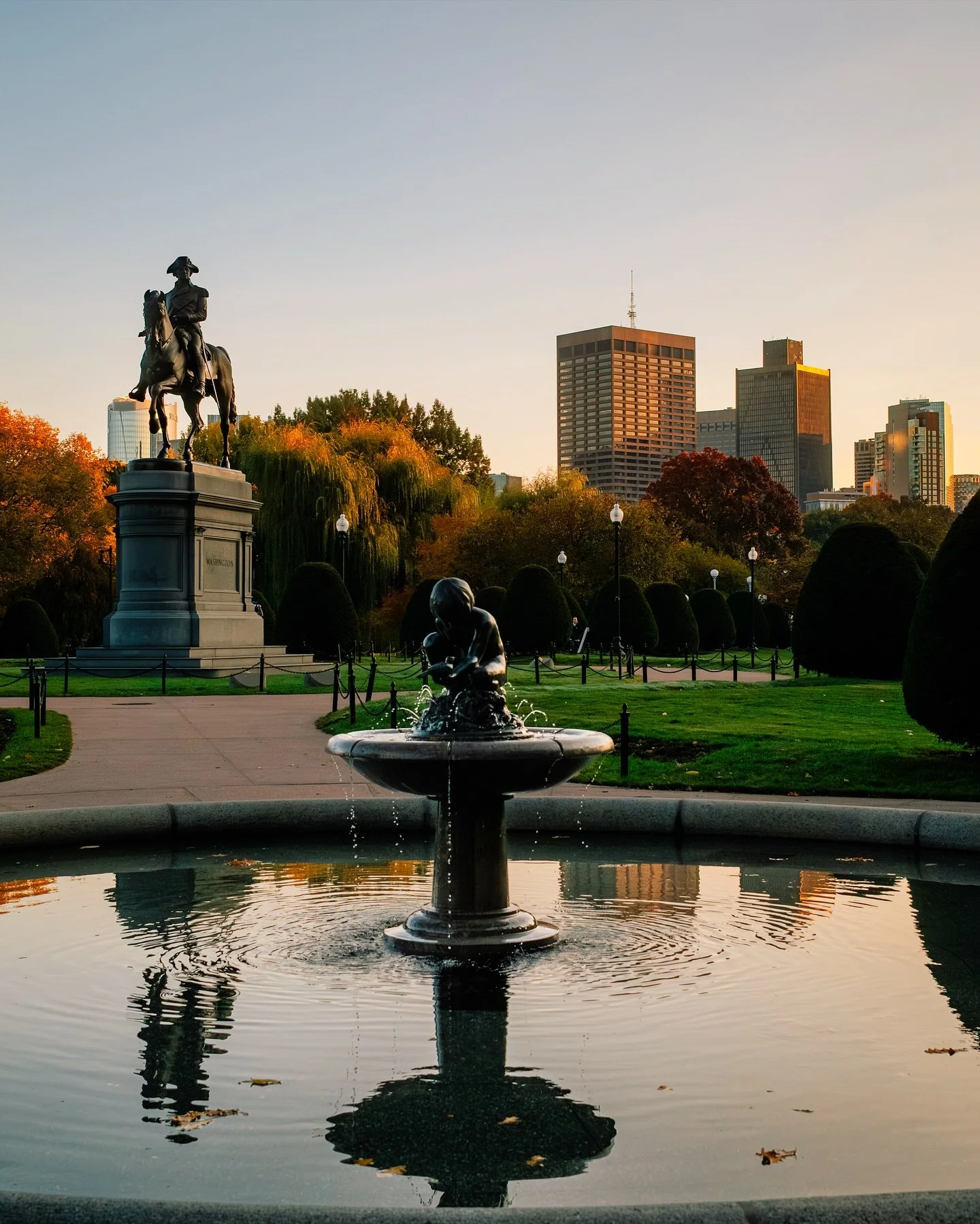 Golden reflections in the Garden 🌅 
There&rsquo;s something timeless about mornings like this  With the still water, the first light catching the skyline, and Boston waking up one ripple at a time. This spot always feels like the city&rsquo;s quiet 
