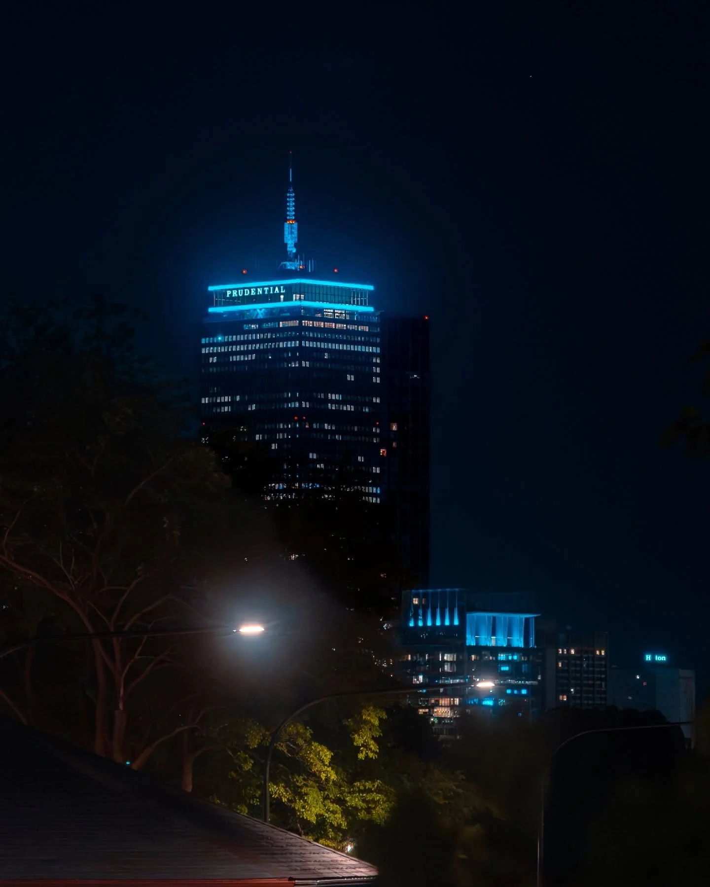 Boston feels different at night 🌙 
There&rsquo;s something about the quiet glow along the river, the warm wash of the streetlights, and that blue-lit skyline watching over it all. Shots like these remind me why I love wandering the city long after m