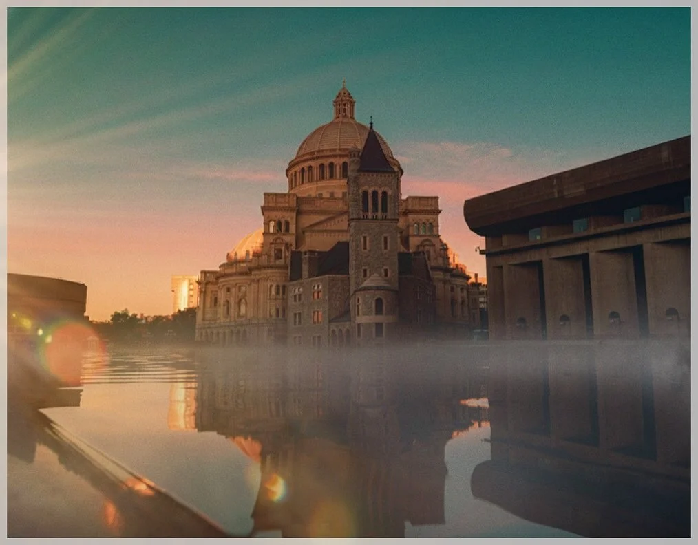 Boston morning but cinematic 🎞️ 

There&rsquo;s something special about mornings at the Christian Science Plaza, but this sunrise hit differently. Between the soft fog rolling over the reflecting pool and that warm lens flare cutting through the fra