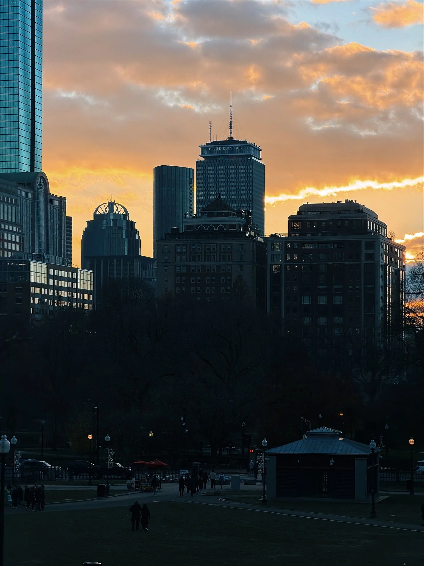 Boston doesn&rsquo;t need a filter when the sky shows up like this 🌅 

There&rsquo;s something about watching the sun drop behind the Back Bay skyline that always hits different. The blend of warm clouds, crisp air, and the buzz of people crossing t