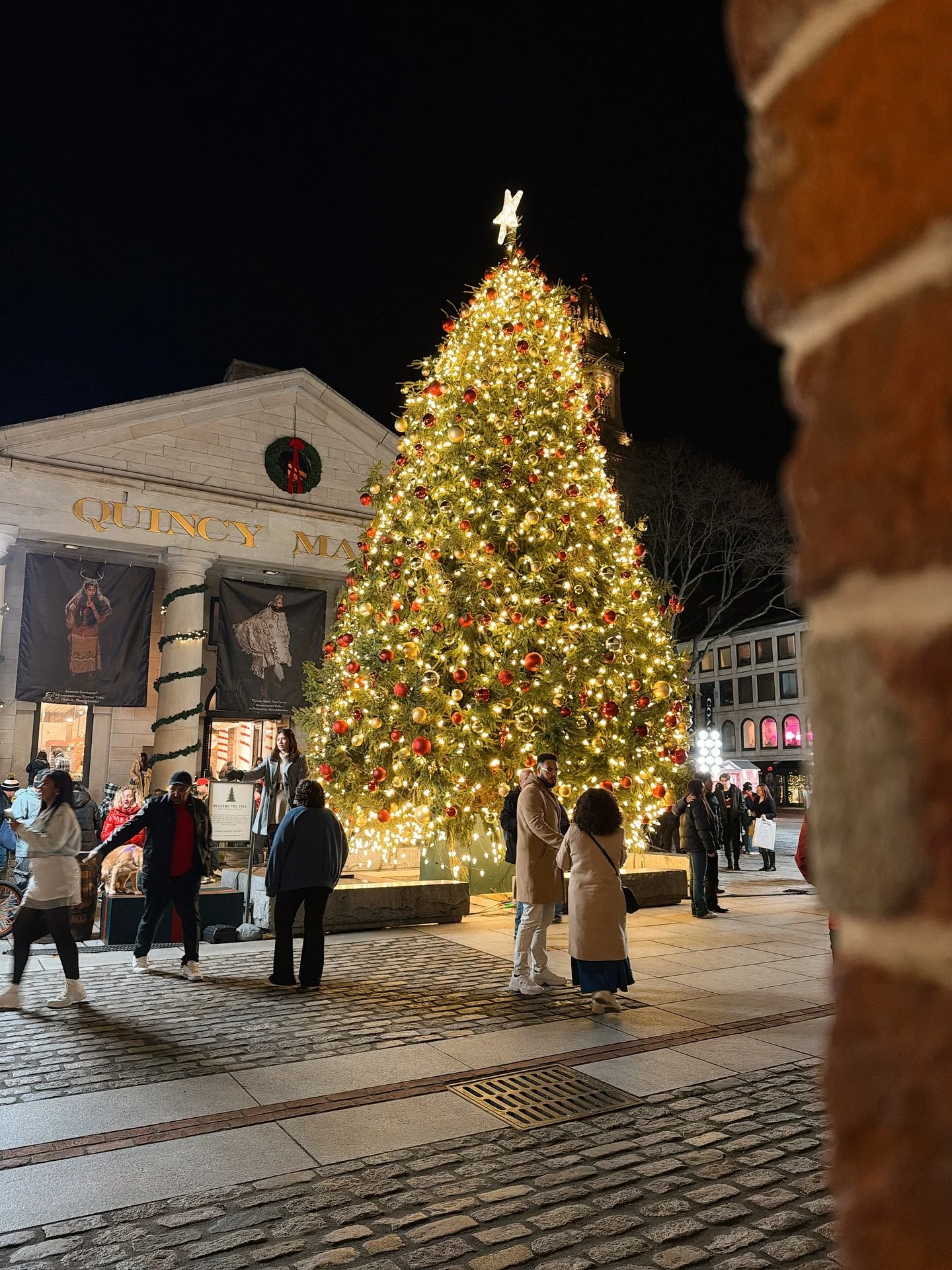 Boston knows how to light up a winter night! 🎄 
Quincy Market feels like pure holiday energy this time of year, the kind of scene where the cold hits your cheeks, the lights warm everything up, and the whole crowd moves with that December buzz. Ther