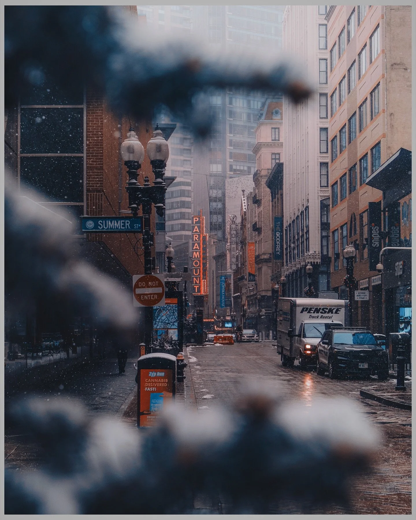 Boston got its first touch of snow yesterday ❄️
Nothing major, nothing wild&hellip;just enough to dust the sidewalks for a few minutes and wake the city up a bit. Walking through the Theater District as those flakes started drifting down felt like th