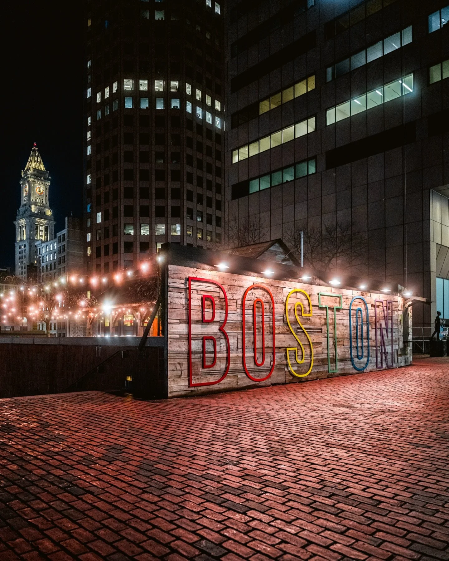 Boston glows different after dark 🔦🌃
Warm string lights, brick streets, and the Custom House watching over it all, nights like this remind me why I love shooting this city. Boston doesn&rsquo;t need a big moment to feel iconic; sometimes the quiet 