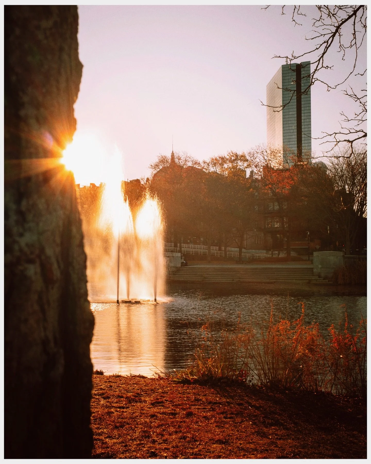 Golden hour hits different along the Charles 🌅 
There&rsquo;s a quiet magic that shows up right as the sun drops behind the skyline, the fountain glowing, the reflections stretching across the water, and the whole park slowing down for a moment. The