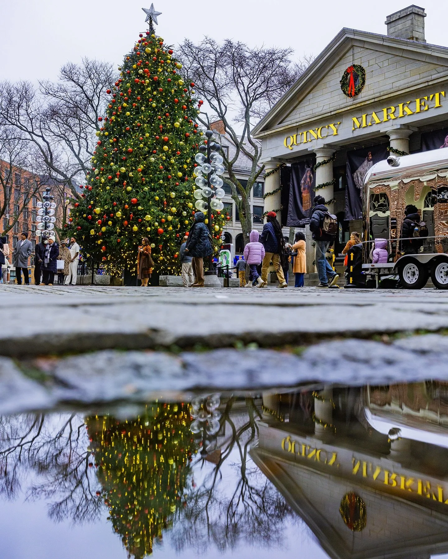 Cold &amp; lazy Saturday but Quincy Market feels warmer than ever 🎄 

The tree is glowing, families are wandering through the lights, and the whole plaza has that slow December charm that makes Boston feel like home. Days like this remind me why the