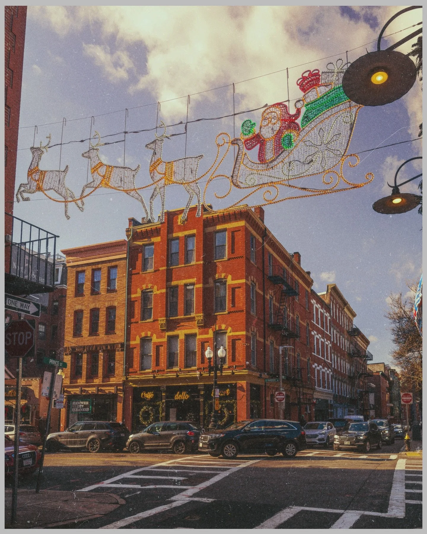 Boston feels different when the holidays hit the North End 🎅 
There is something about the warm afternoon sun hitting these brick buildings while Santa and his reindeer float above the street that stops you in your tracks. Even on a chilly December 