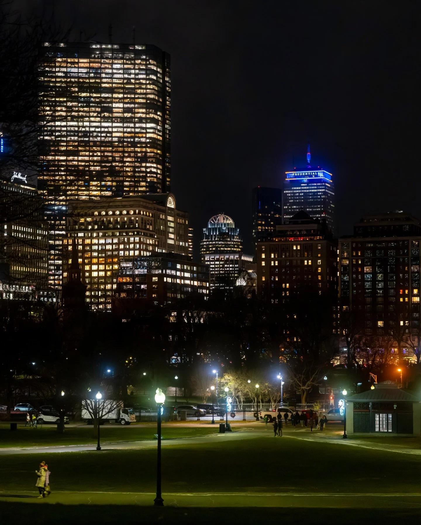 Late night city walks and coffee from Caff&egrave; Nero ✨ ☕️ 
Boston feels calmer, softer, almost like the whole city is catching its breath before the holidays hit full swing. The lights in the Common glow a little warmer, Boylston hums in the backg