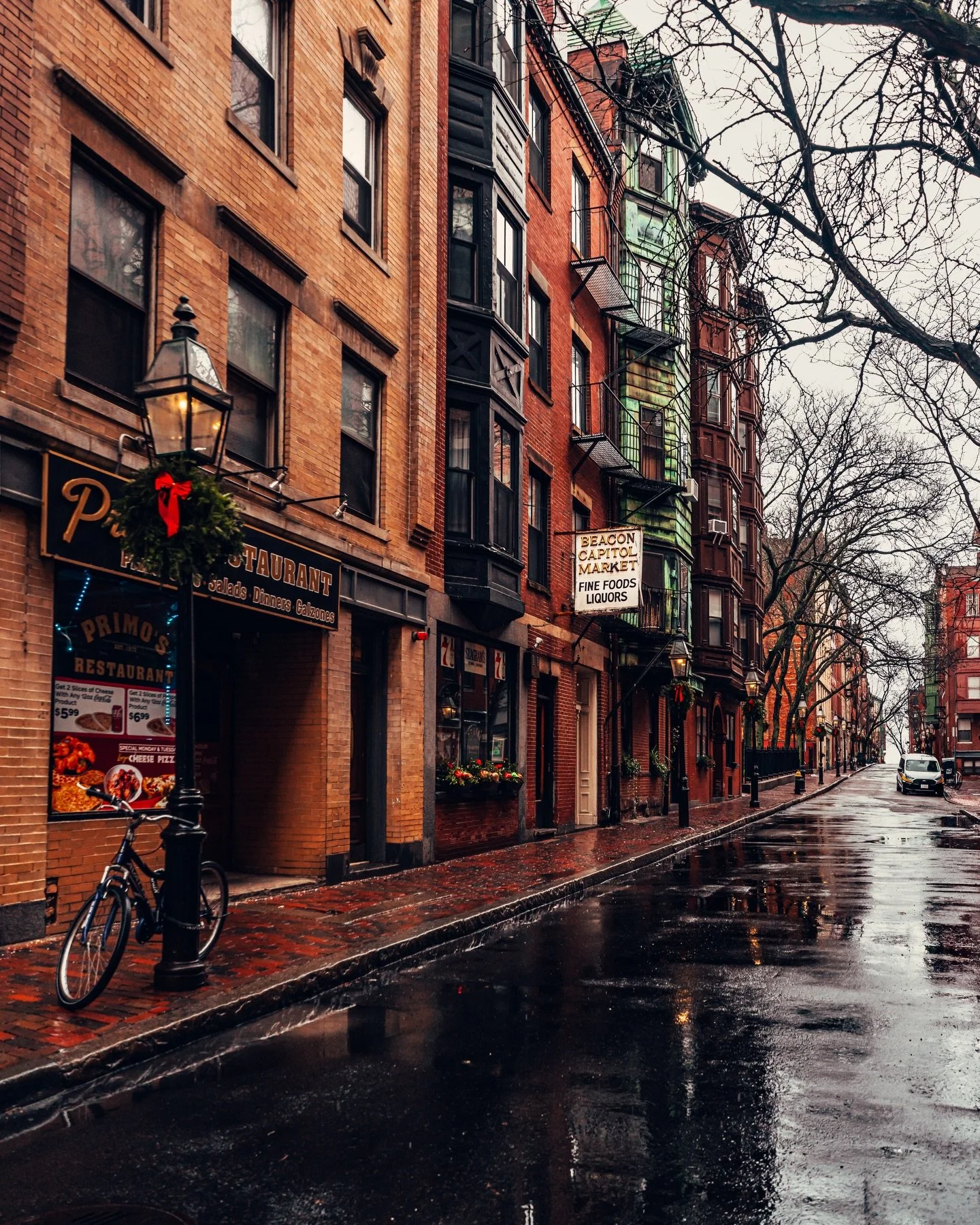 Rain on the pavement ☔️ 
Fog in the skyline ☁️ 
But thank god, it&rsquo;s still Friday 🙌

Boston moves differently on days like this.
Bridges disappear into the mist.
Brick streets shine a little brighter.
The city slows down just enough to remind y