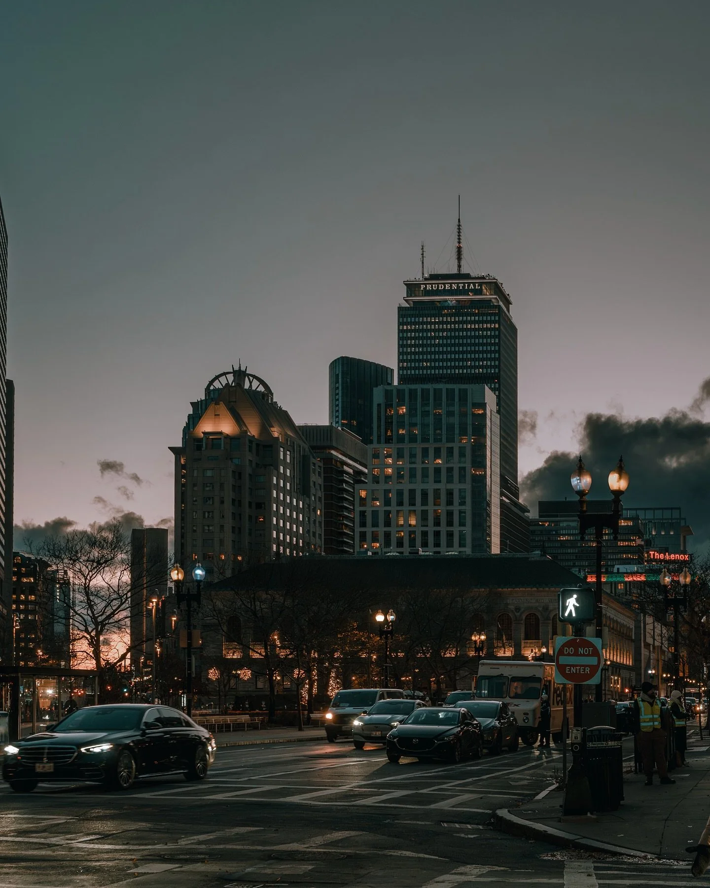 The city doesn&rsquo;t rush at night&hellip;It breathes 🌗

Boston settles into itself just after sunset. Headlights glow against damp pavement, windows flicker to life, and the streets feel quieter but more alive somehow. This is the hour where the 
