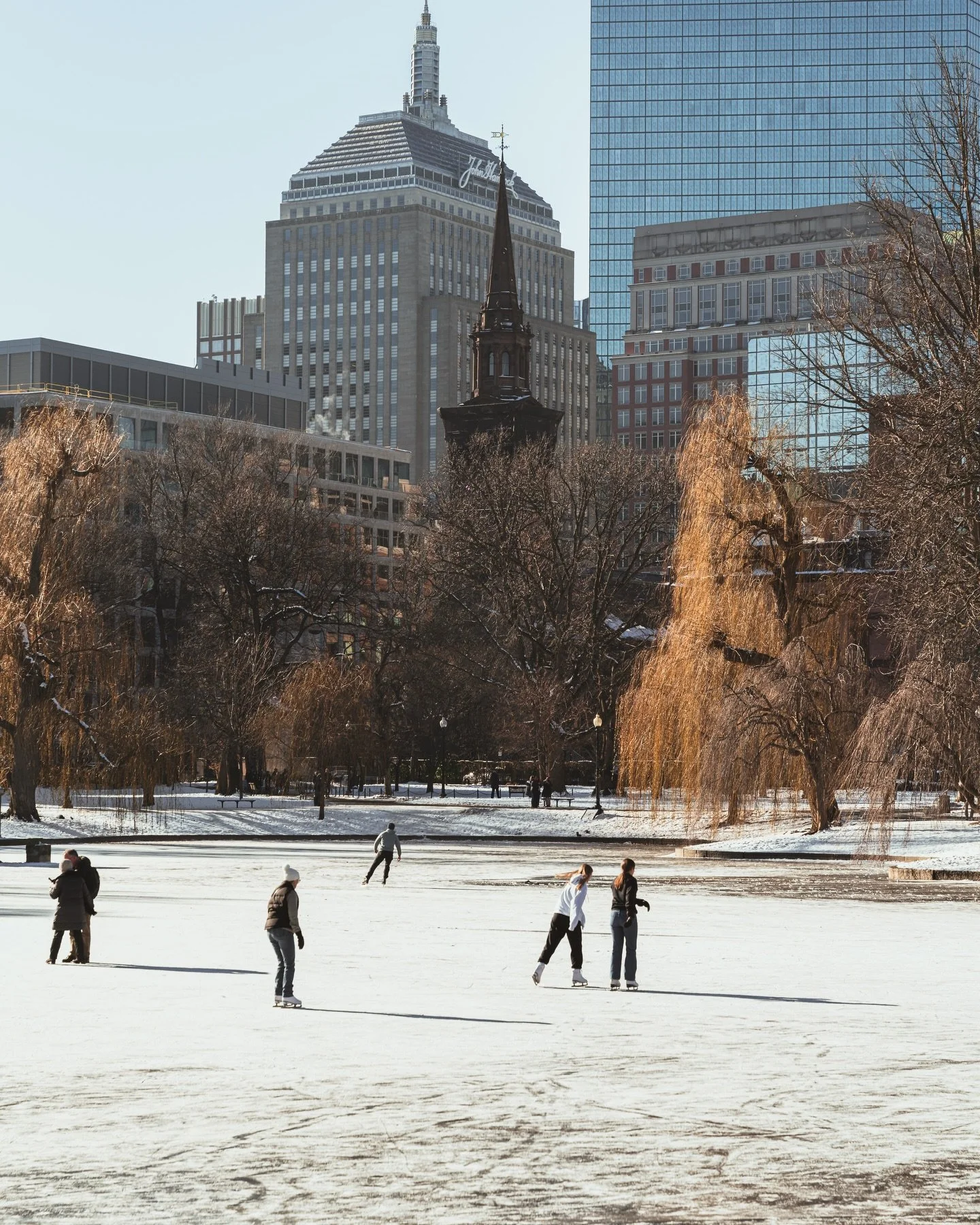 Boston does winter quietly, but beautifully 🏒 ⛸️ 

On a Sunday like this, the Public Garden slows down. The pond freezes over. Skates come out. People linger longer than planned. Kids chase balance. Adults chase memories. The city feels softer, even