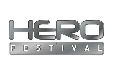 Logo "Hero Festival" en lettres métalliques.