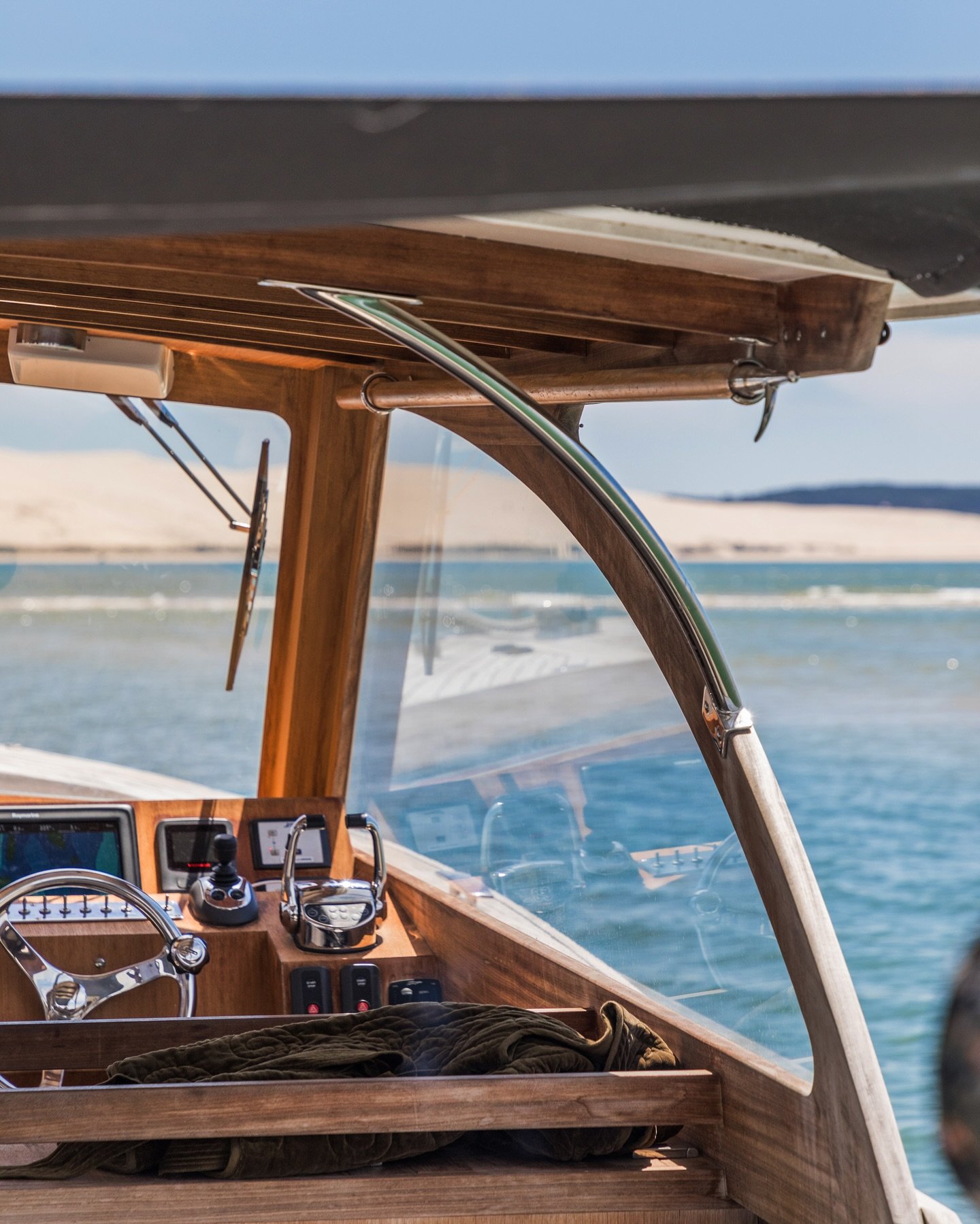 Exp&eacute;rience sur le bassin d&rsquo;Arcachon | Naviguer sur le Bassin avec @pylayachting.officiel, c&rsquo;est vivre une escapade &eacute;l&eacute;gante au fil de l&rsquo;eau. Entre bancs de sable et vues sur la Dune, une exp&eacute;rience &agrav